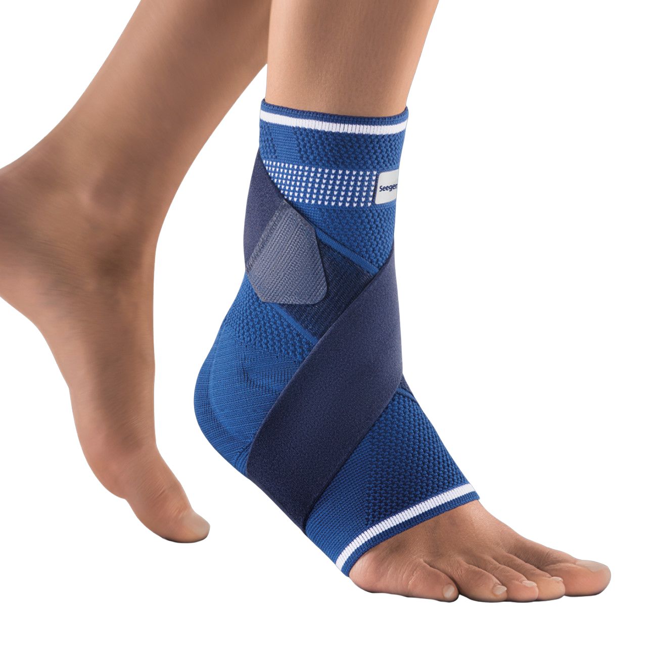 Blau-dunkelblaue Knöchelbandage am Fuß. Mit Klettverschluss und weißem Rand. Marke Seeger Gesundheitshaus.