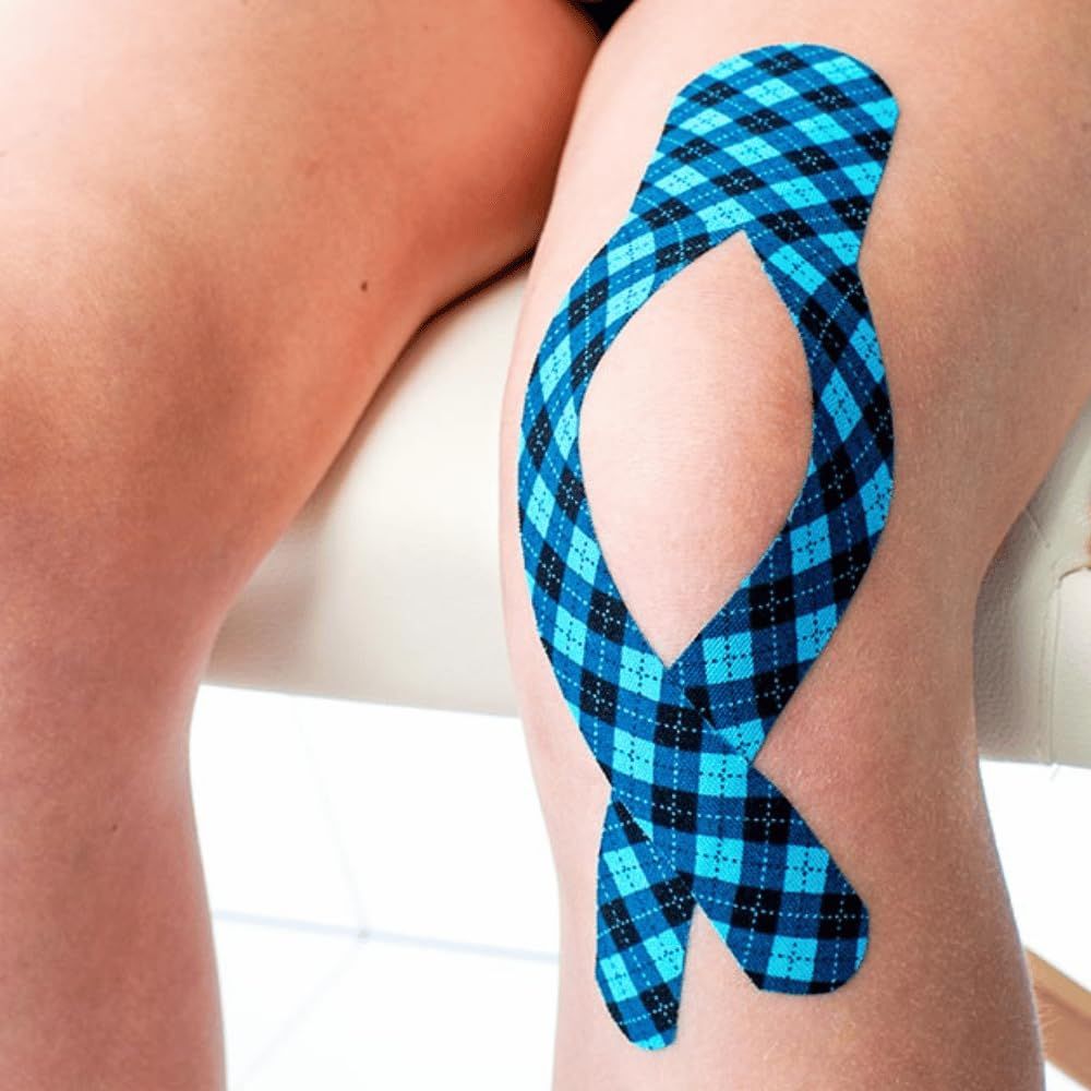 Knie mit blauem Tartan-Tape. Das Tape ist auf dem Knie angebracht.
