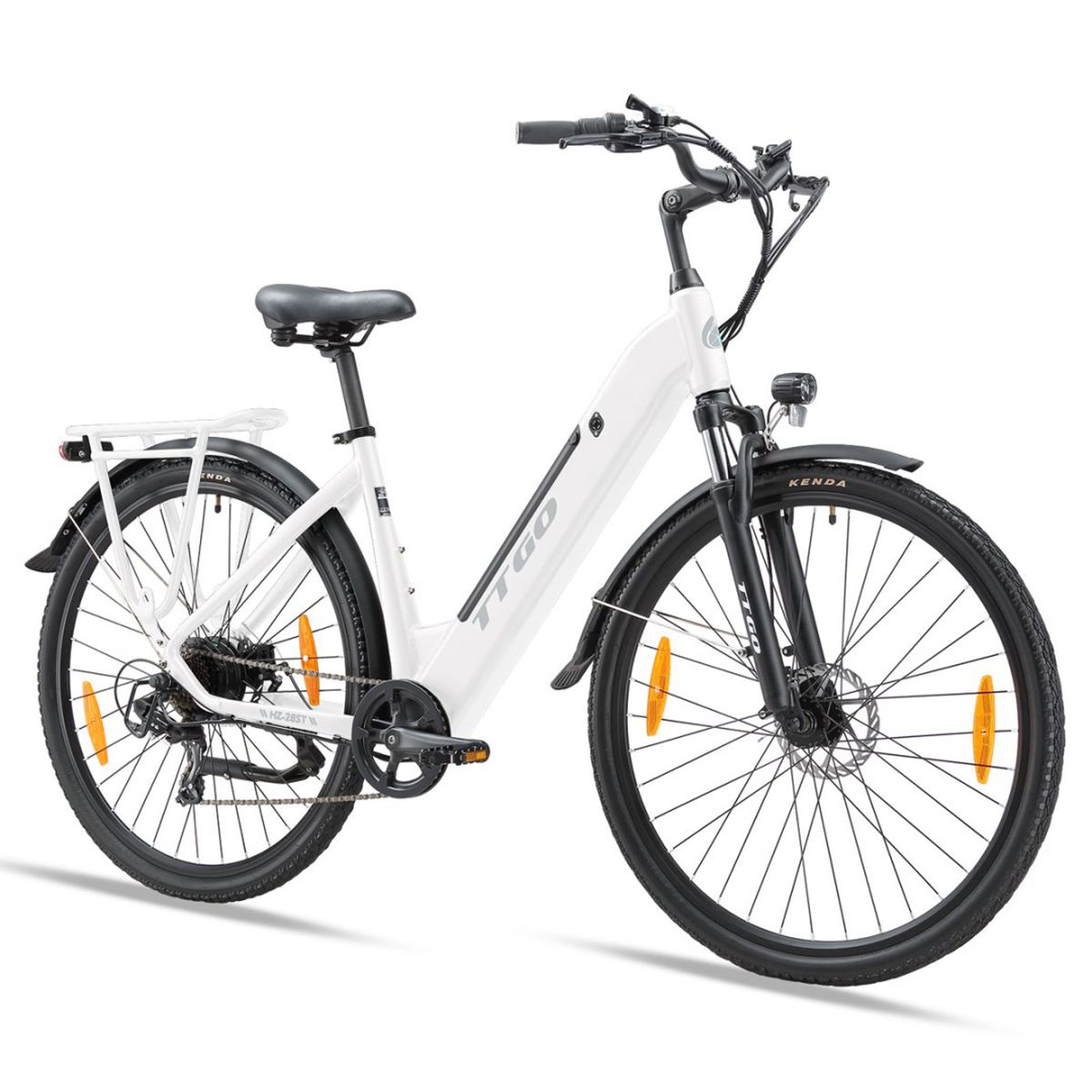 Weißes E-Bike mit schwarzen Komponenten. TTGO-Logo am Rahmen. Gepäckträger, Schutzbleche und orangefarbene Reflektoren.