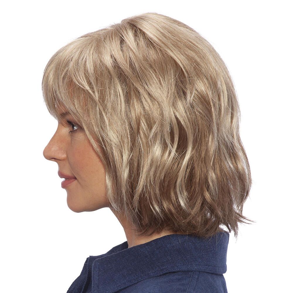 Perücke Pippa von trendhair. Blondes Haar mit Pony, schulterlang. Seitenansicht einer Frau mit Perücke.