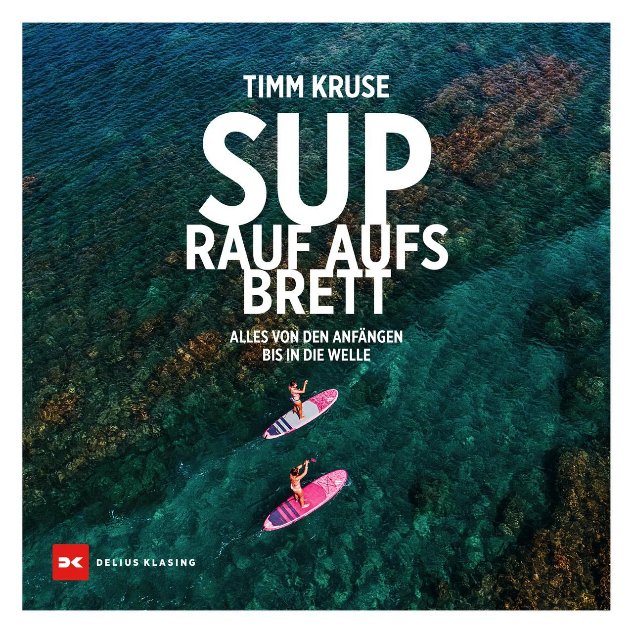 Buchcover mit Titel SUP Rauf aufs Brett. Autor Timm Kruse. Zwei Personen auf Surfbrettern im Meer. Logo Delius Klasing.