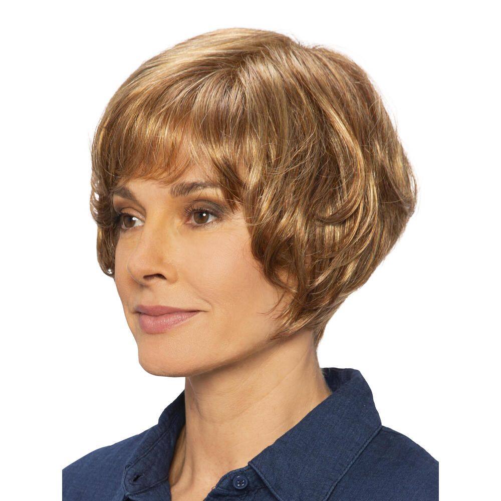 Perücke Rosalie von trendhair. Kurze, blonde Kunsthaarperücke mit Pony. Seitenansicht einer Frau.