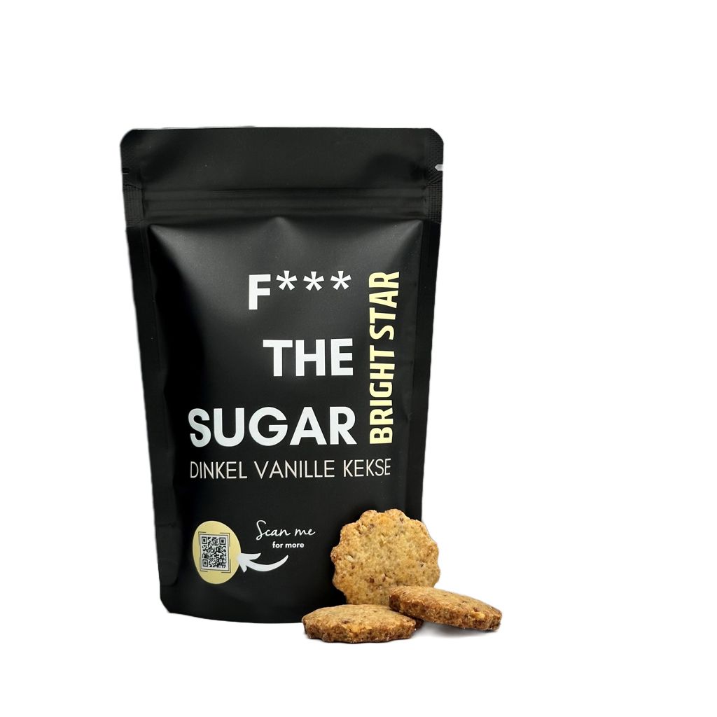Schwarzer Beutel mit Keksen und Kekse daneben. Aufschrift: F*** THE SUGAR. Sorte: Dinkel Vanille Kekse. QR-Code.