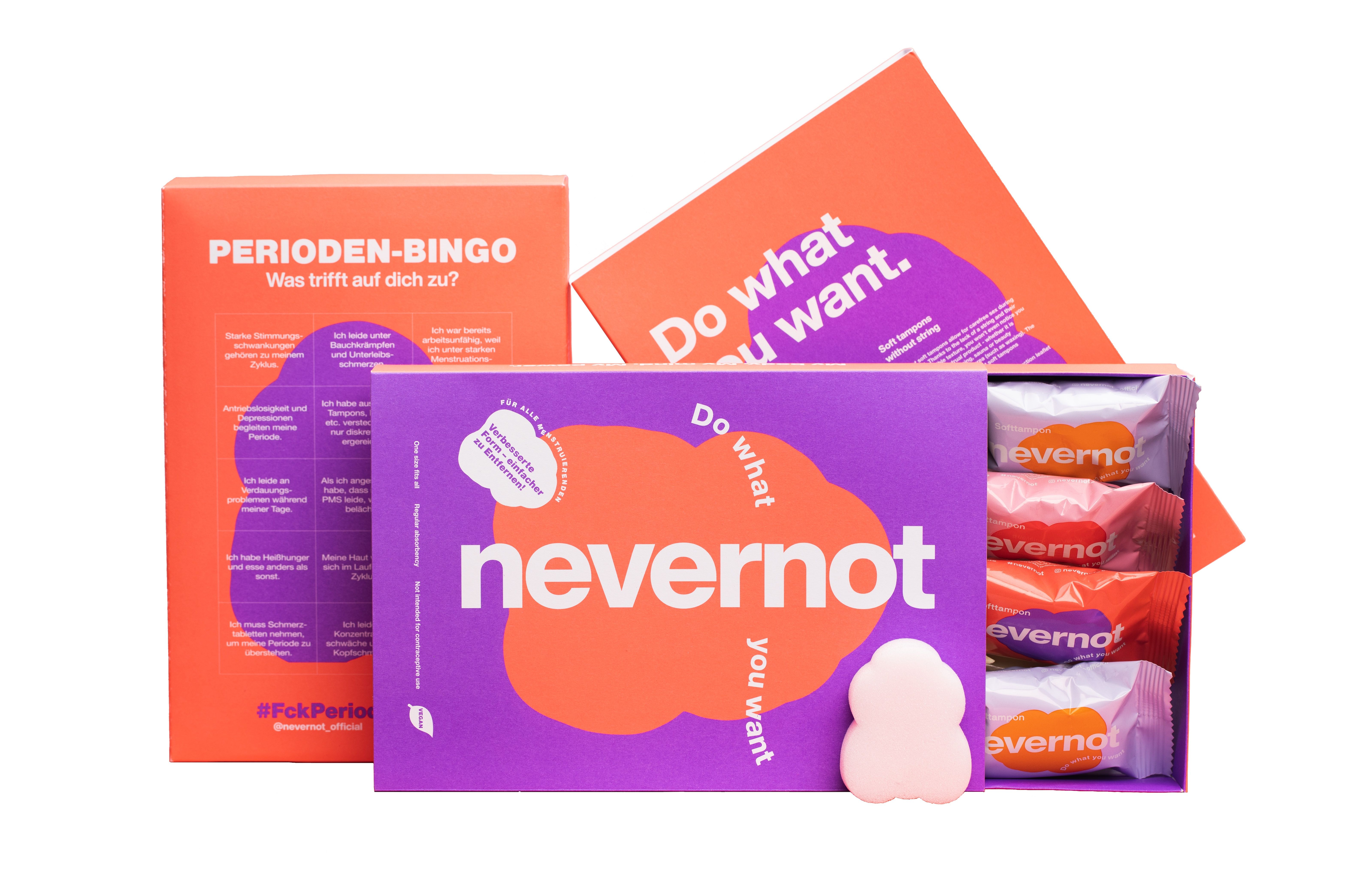 Geöffnete Box mit Tampons, daneben eine weitere Box mit "Perioden-Bingo" und eine orangefarbene Box.
