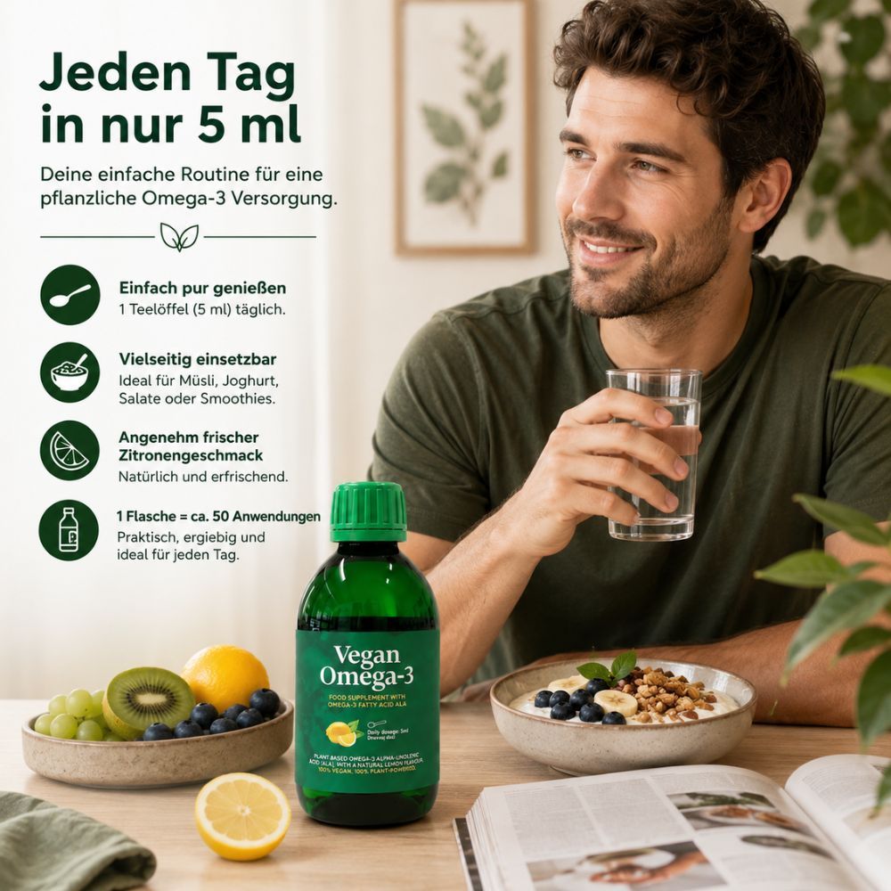 Mann trinkt Wasser neben einer Schüssel Müsli und einer Flasche veganem Omega-3-Öl.