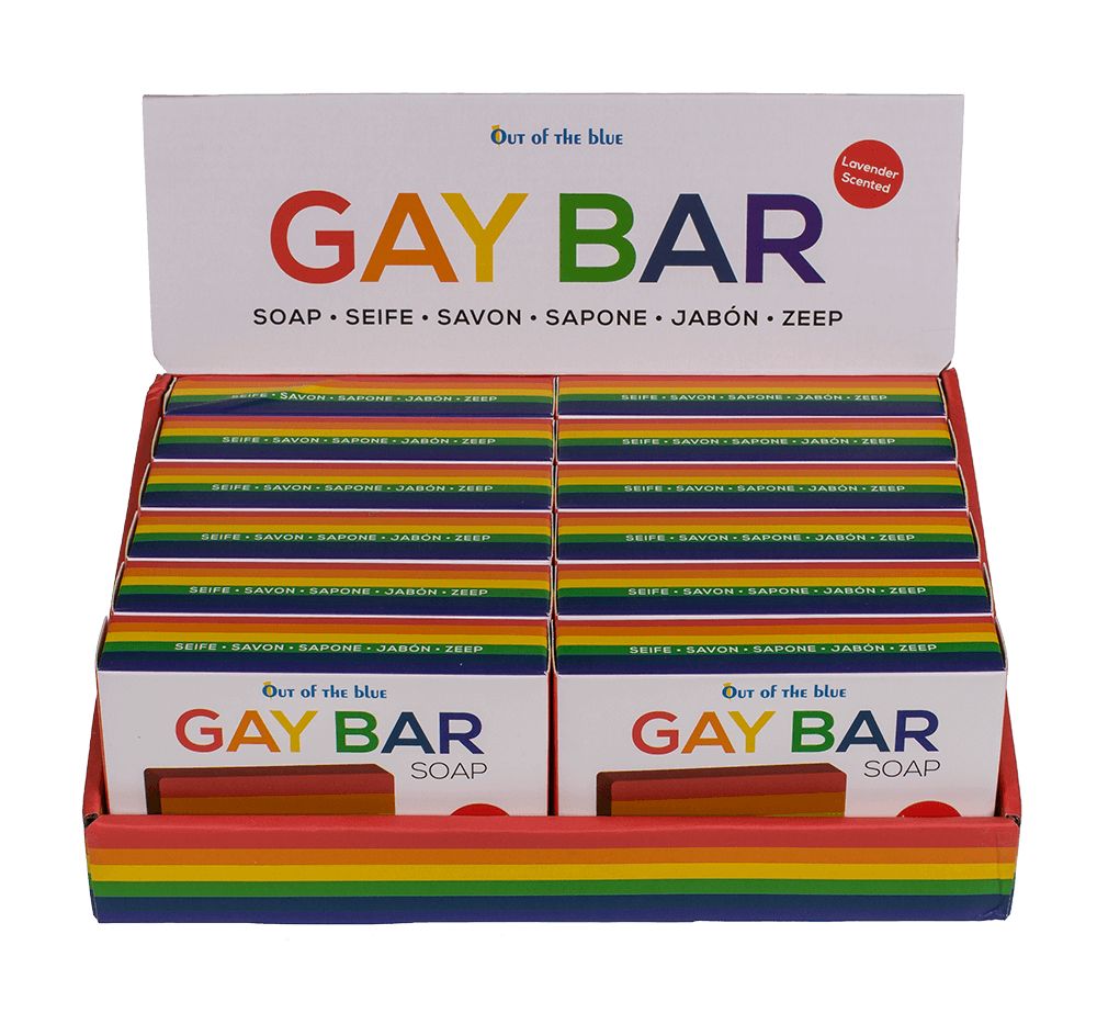 Display mit Seifen in Verpackung. Regenbogenfarbenes Design mit Schriftzug GAY BAR.