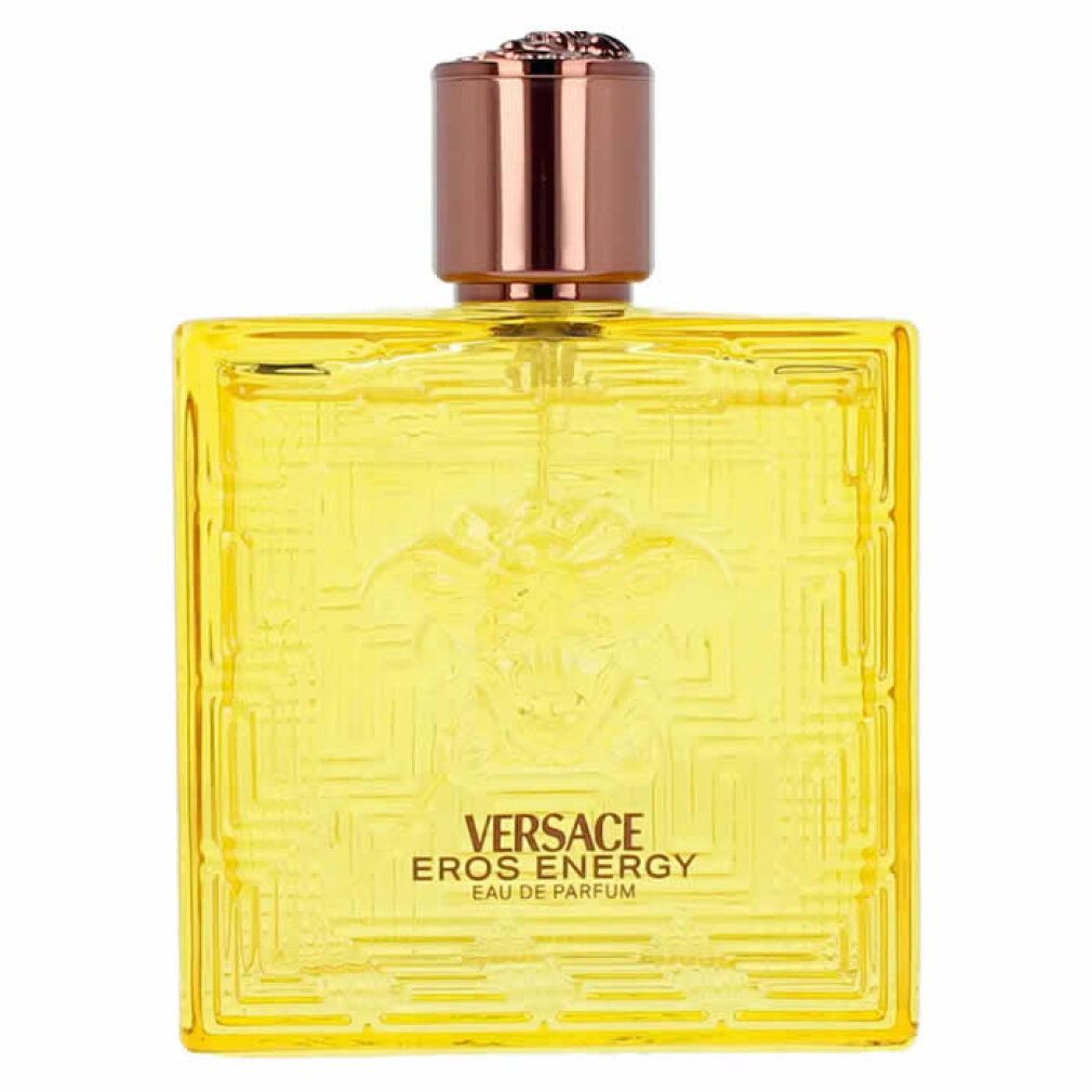 Gelbe Versace Eros Energy EdP Flasche. Quadratische Form, geprägt mit Medusa-Logo und geometrischem Muster. Brauner Verschluss.
