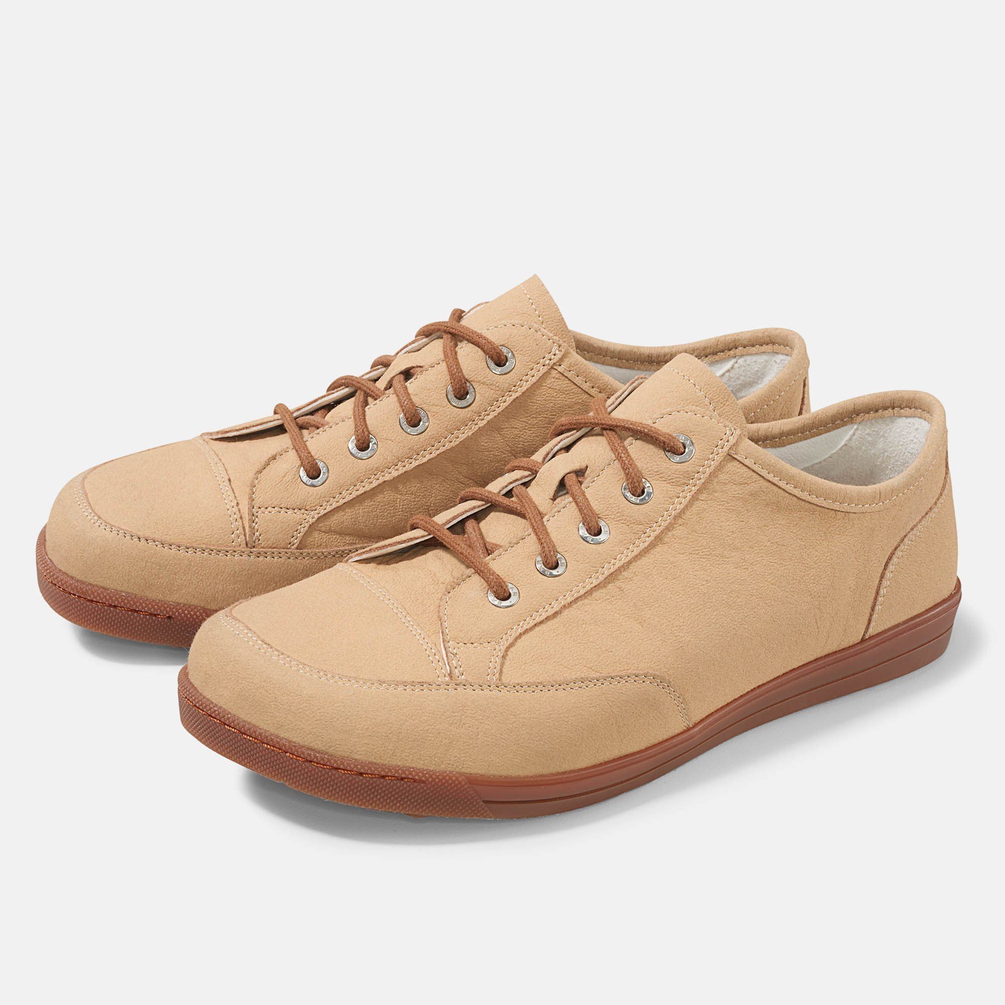 Beige Schnürschuhe. Braune Schnürsenkel und Sohle. Hellbraunes Obermaterial. Weite Form.