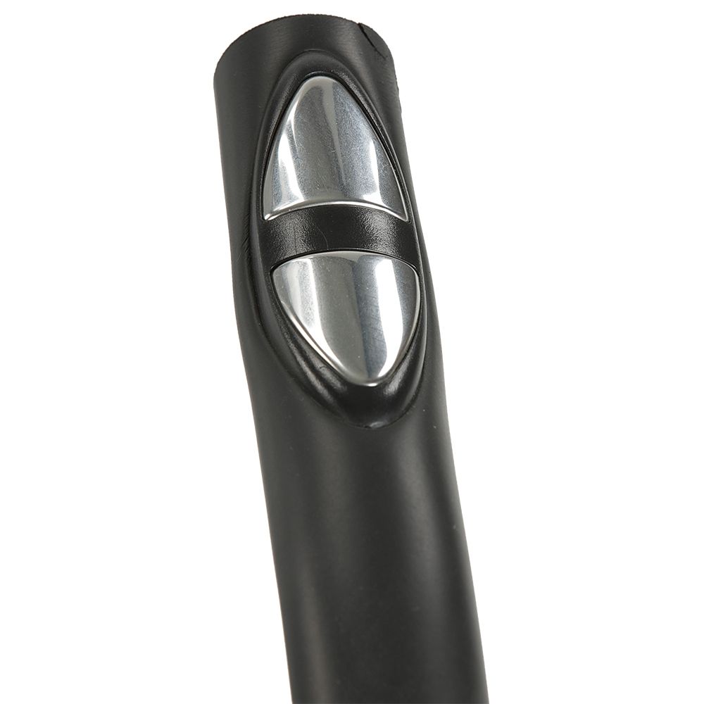 Schwarzer Griff mit silbernen Knöpfen. Ergonomisches Design. Detailansicht des Heimtrainers.