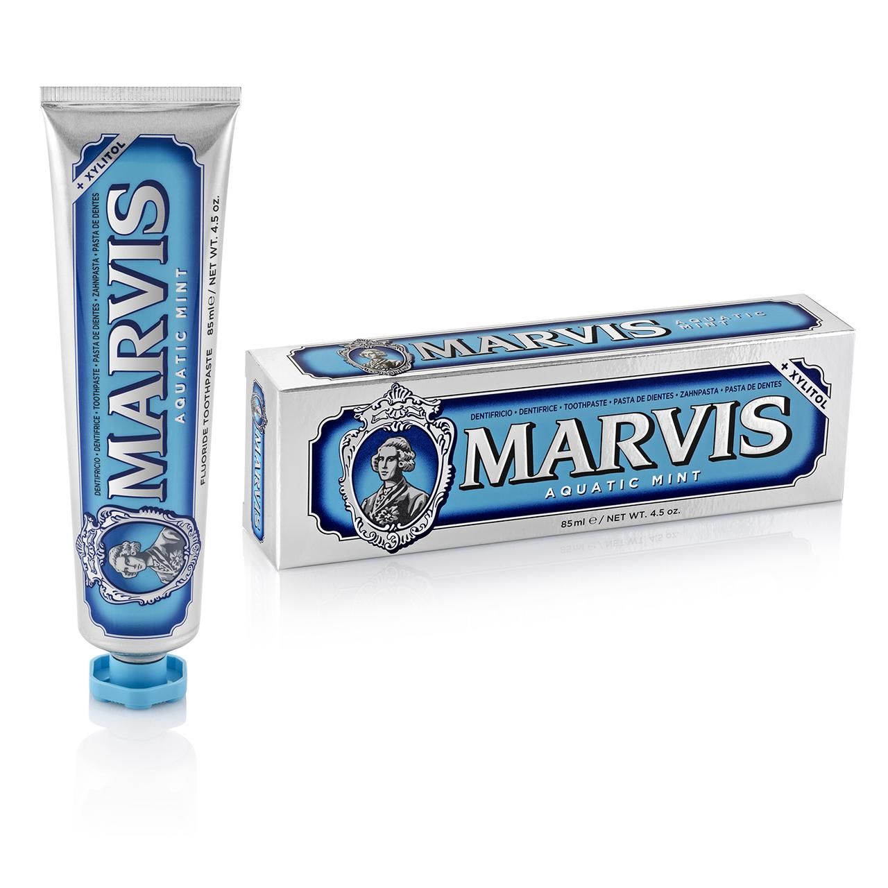 Zahnpasta-Tube. Silberfarbene Tube mit blauem Etikett. Aufschrift: MARVIS Aquatic Mint. Blaue Kappe.