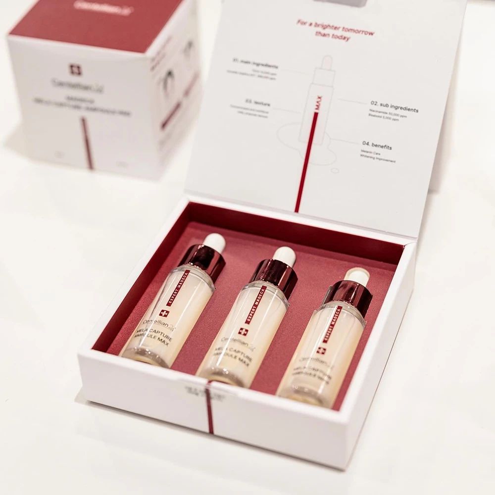 Produkt in einer weißen Schachtel. Drei Flaschen Serum in der Schachtel. Text: Centellian 24, Mela Capture Ampoule Max.