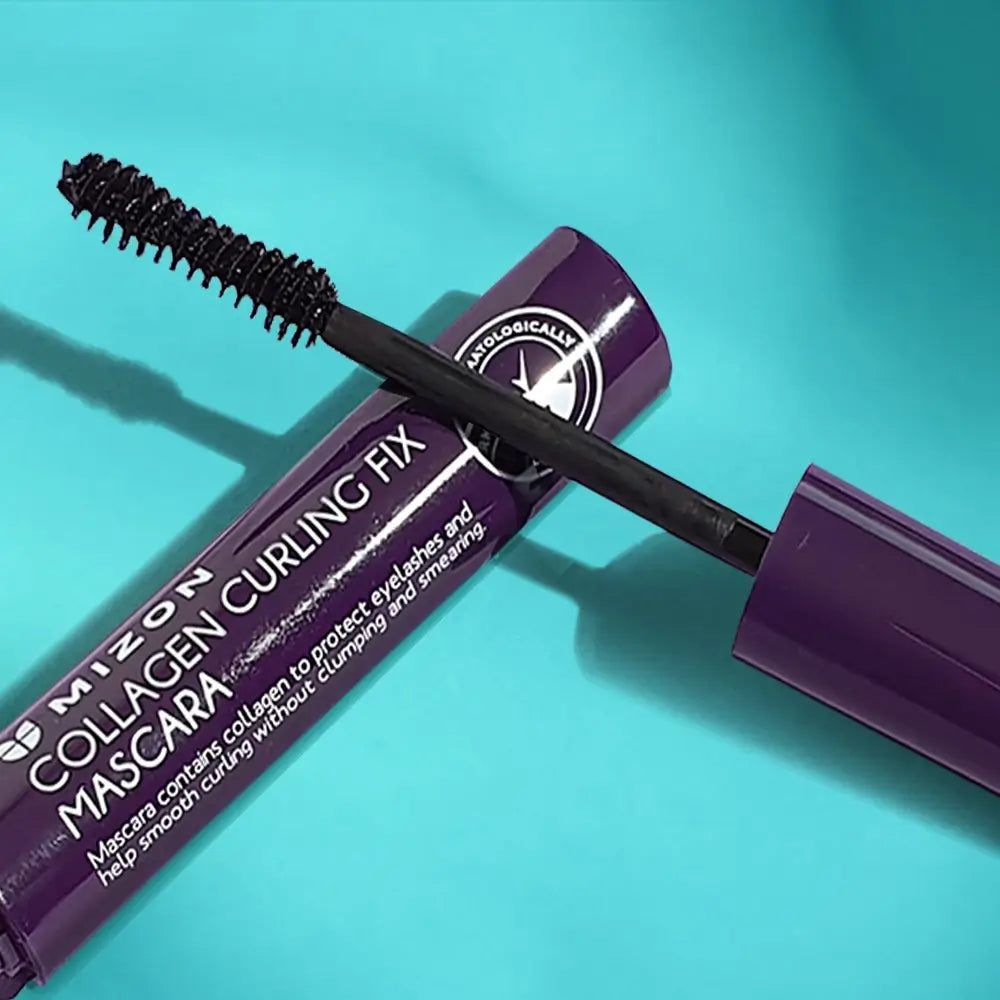 Mascara-Tube und Bürste. Aufschrift: MIZON Collagen Curling Fix Mascara. Lila Tube, schwarze Bürste.