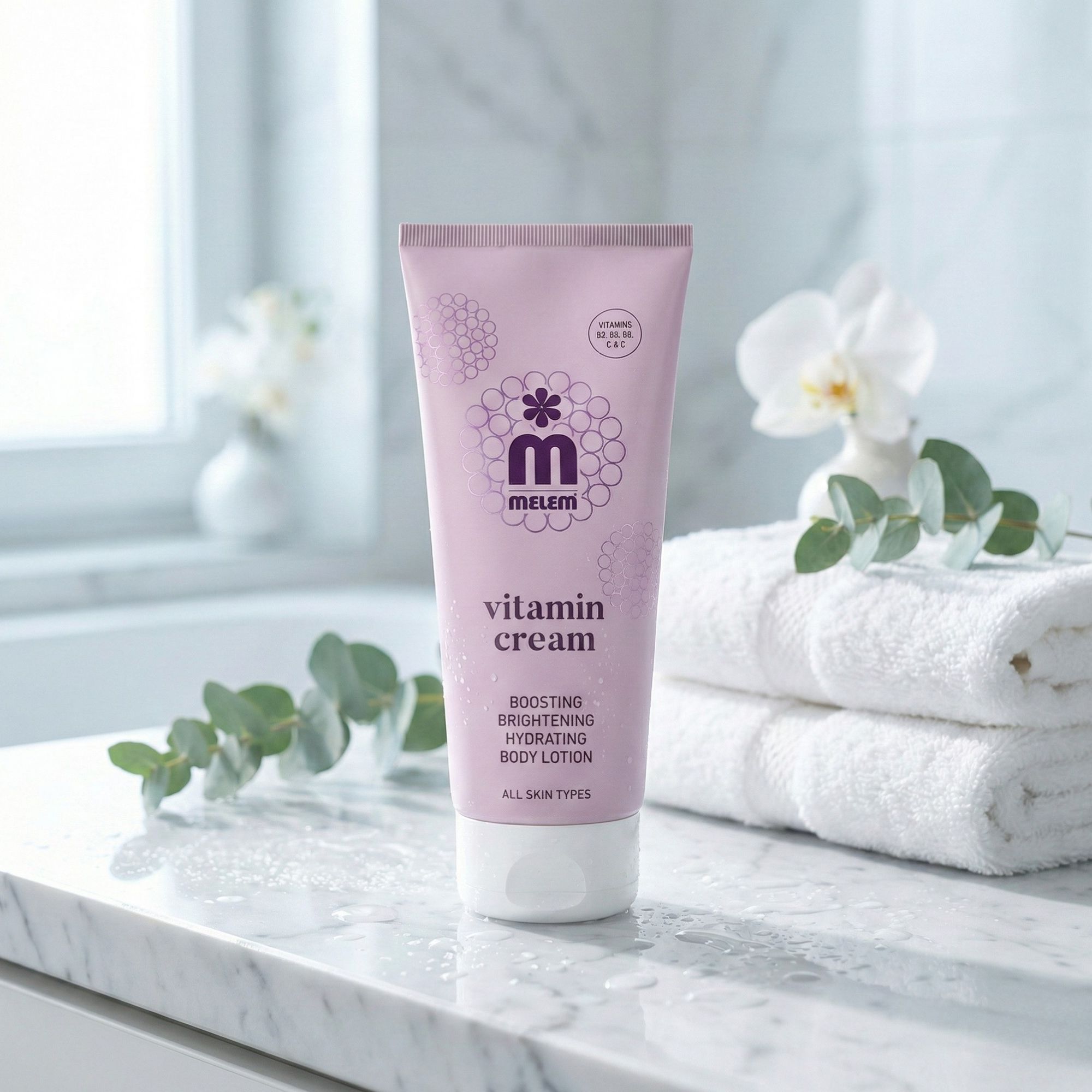 Rosa Tube mit weißem Deckel. Aufschrift: Melem Vitamin Cream. Text: Boosting, Brightening, Hydrating Body Lotion. Für alle Hauttypen.