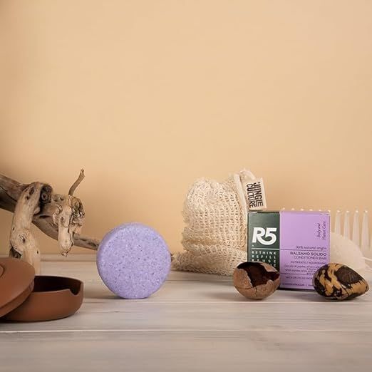 Lilafarbener Balsam, Verpackung, Schwamm, Bürste, Holzstück. R5-Logo auf Verpackung. Aufschrift: Balsamo Solido.