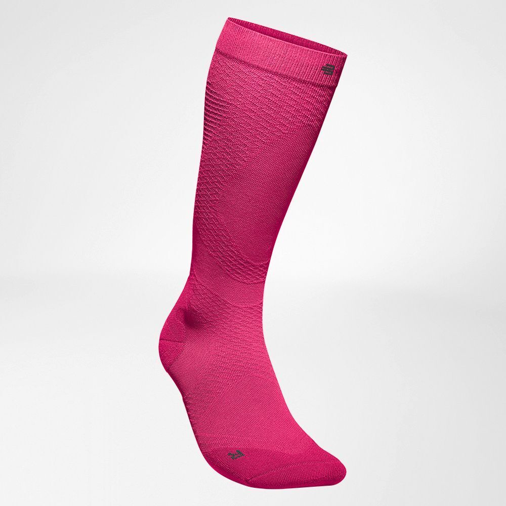 Pinke Kompressionssocke, seitliche Ansicht, mit feinem Wabenmuster und anatomischer Passform.