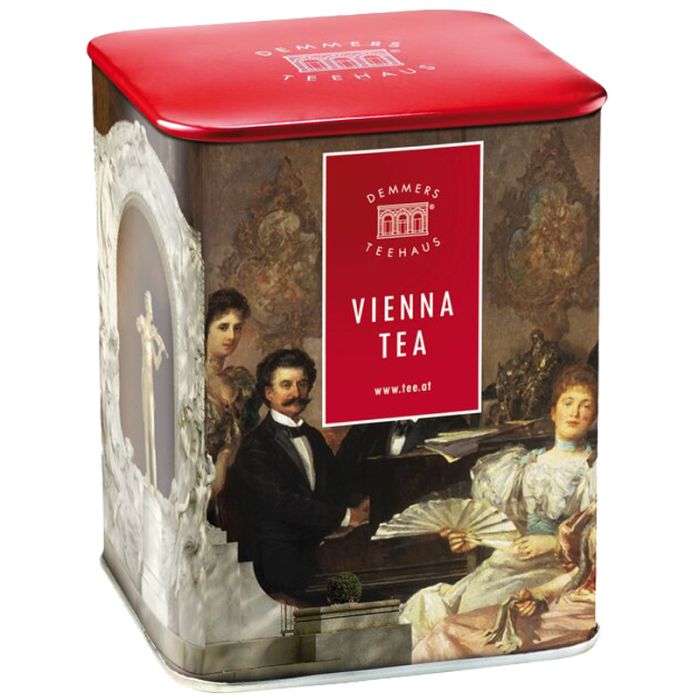 Rechteckige Teedose mit rotem Deckel. Aufdruck: Demmers Teehaus, Vienna Tea. Abbildung: historische Szene mit Personen.