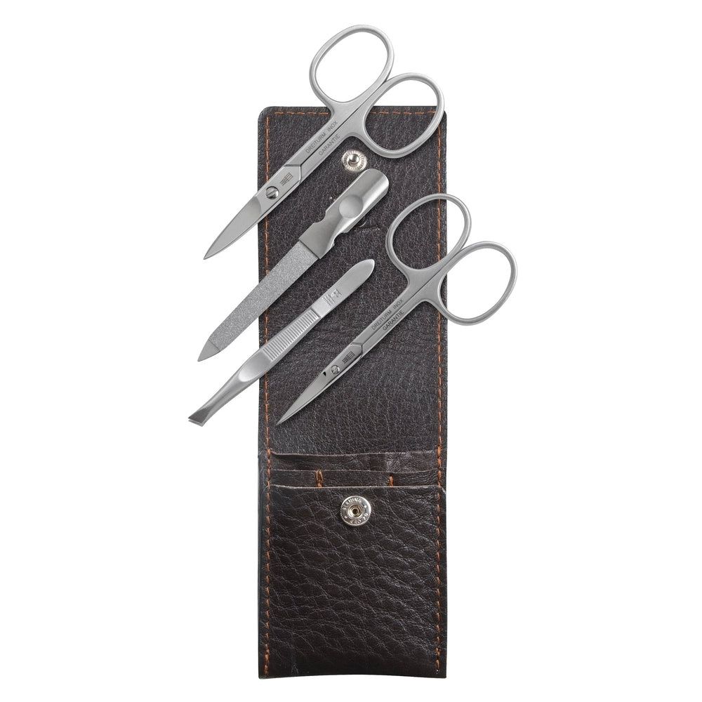 Maniküre-Set mit Nagelschere, Nagelfeile, Pinzette und Hautschere. In braunem Lederetui mit Druckknopfverschluss.