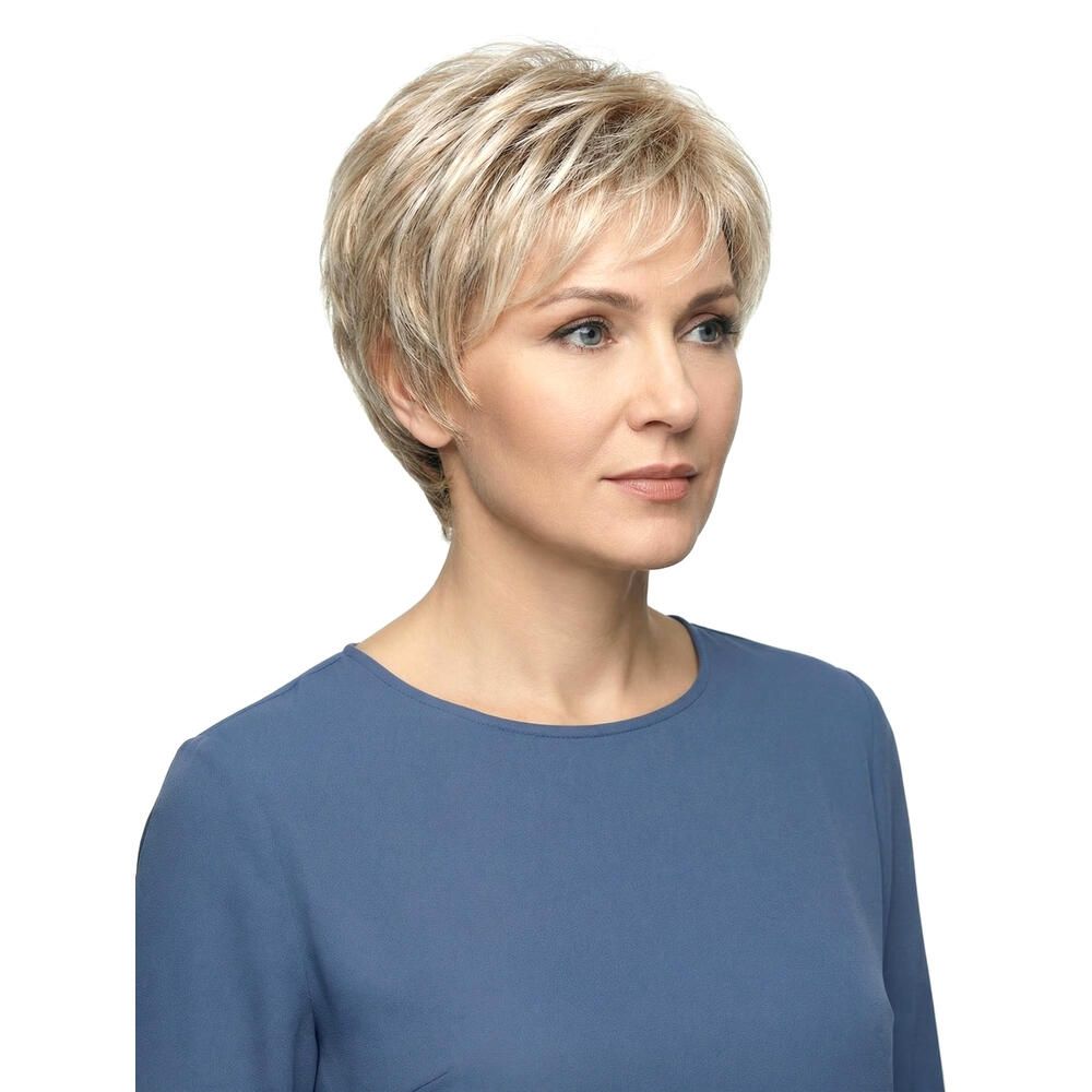Nahaufnahme einer Frau mit blondierter Kurzhaarperücke. Die Perücke hat einen kurzen, gestuften Schnitt. Die Frau trägt ein blaues Oberteil.