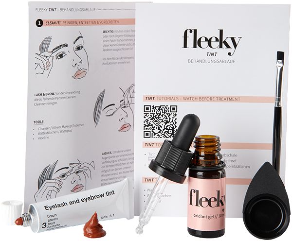 Set mit Anweisungen, Pinsel, Flasche, Tube und Applikator. Mit dem Logo "fleeky".