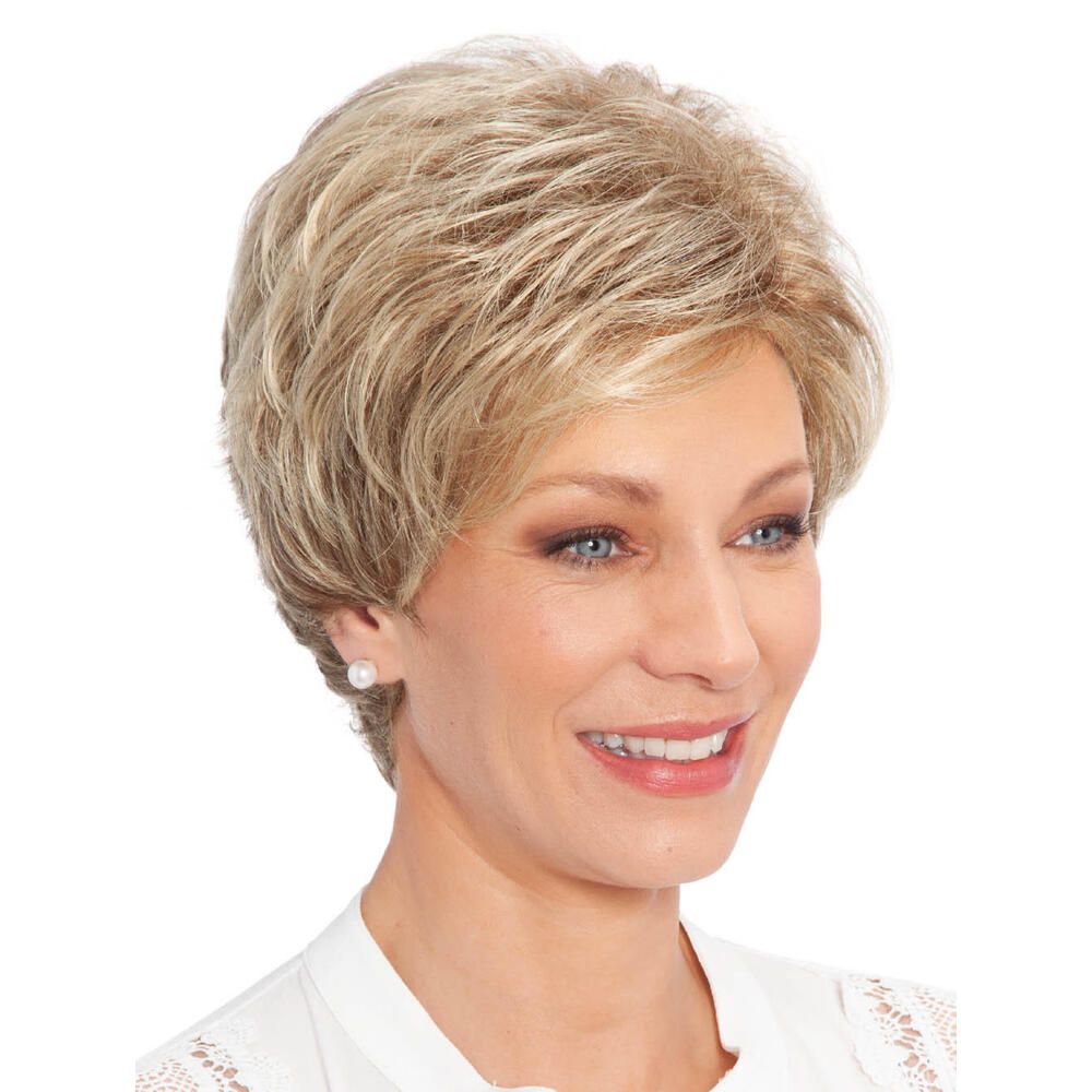 Kurzhaarperücke in Blondtönen. Seitenansicht einer Frau mit Perücke. Die Frau lächelt.