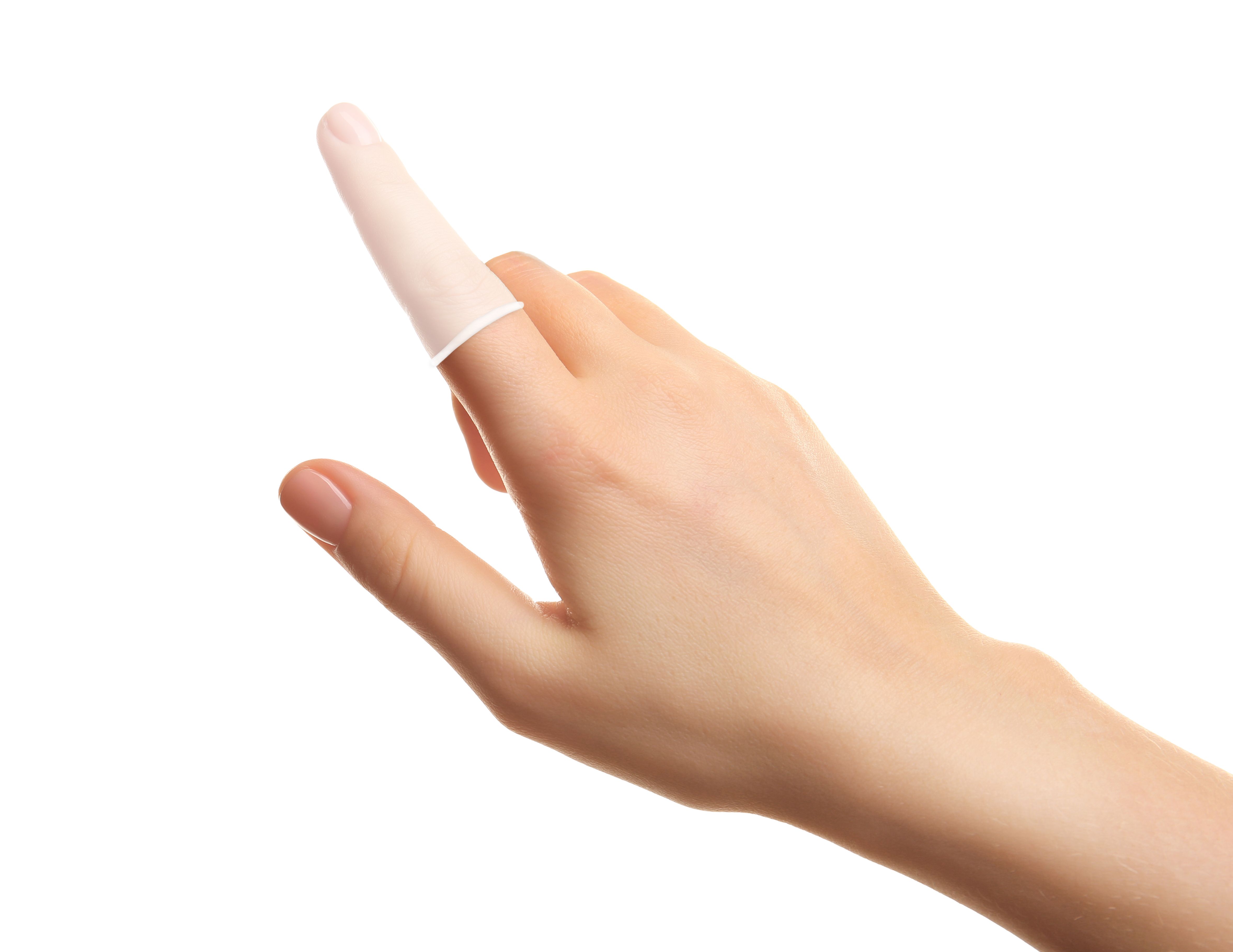 Fingerling auf einem Finger. Weiß, zylindrisch. Auf Finger platziert, zeigt die Spitze nach oben. Hintergrund weiß.