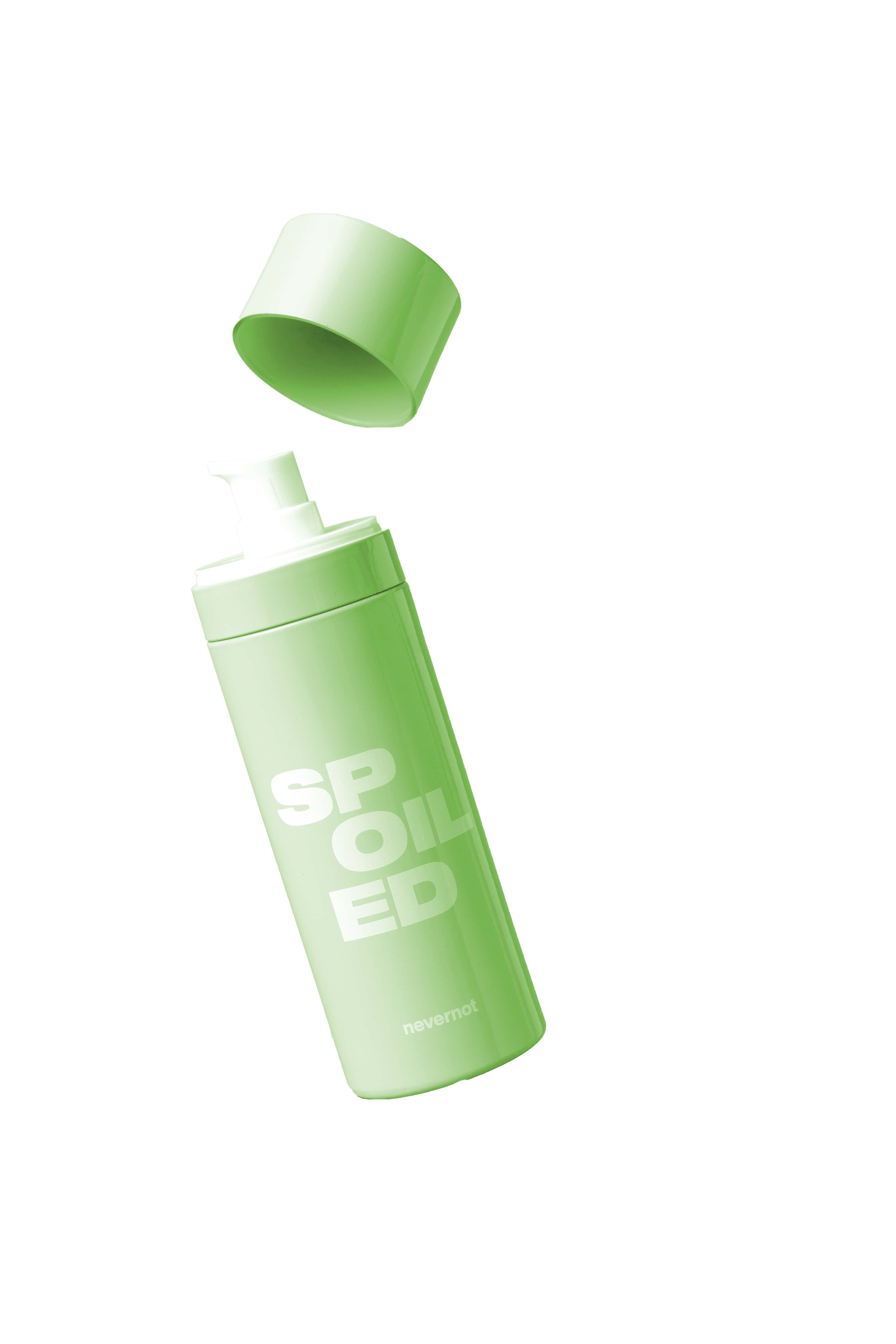 Grüne Flasche mit weißem Schriftzug SPOILED und Deckel. Marke: nevernot. Der Deckel schwebt über der Flasche.