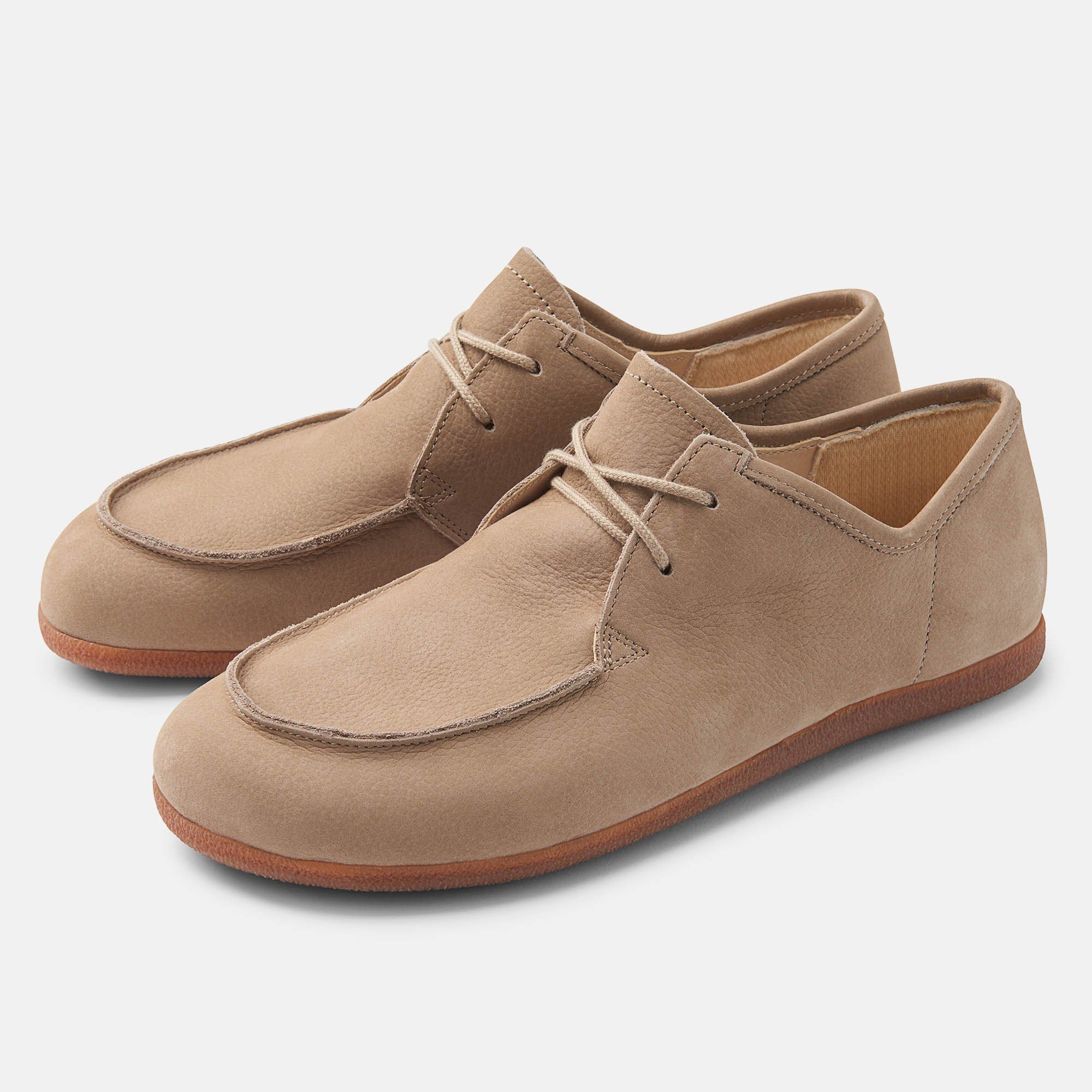 Paar beige Schnürschuhe. Obermaterial und Sohle in ähnlichen Farbtönen. Schnürsenkel. Weite: breit.