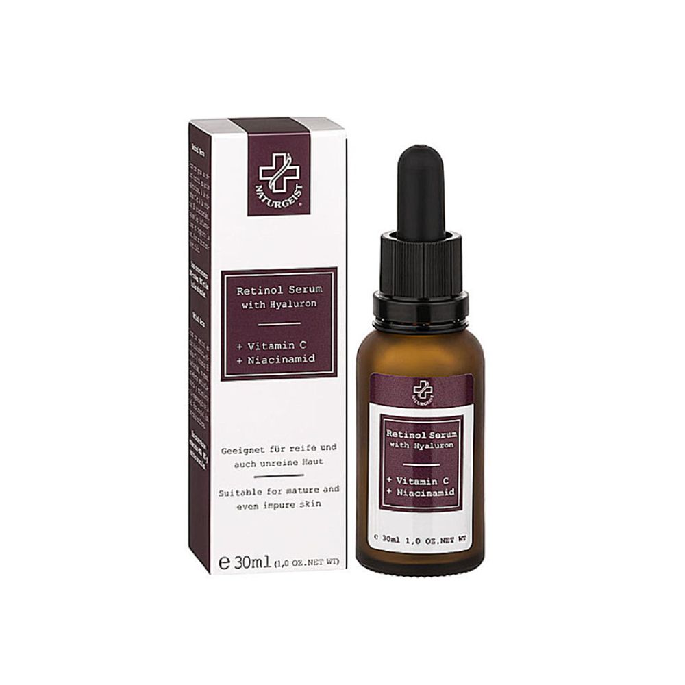 Braune Glasflasche mit schwarzem Tropfer und Karton. Aufschrift: Retinol Serum with Hyaluron, Vitamin C, Niacinamid.