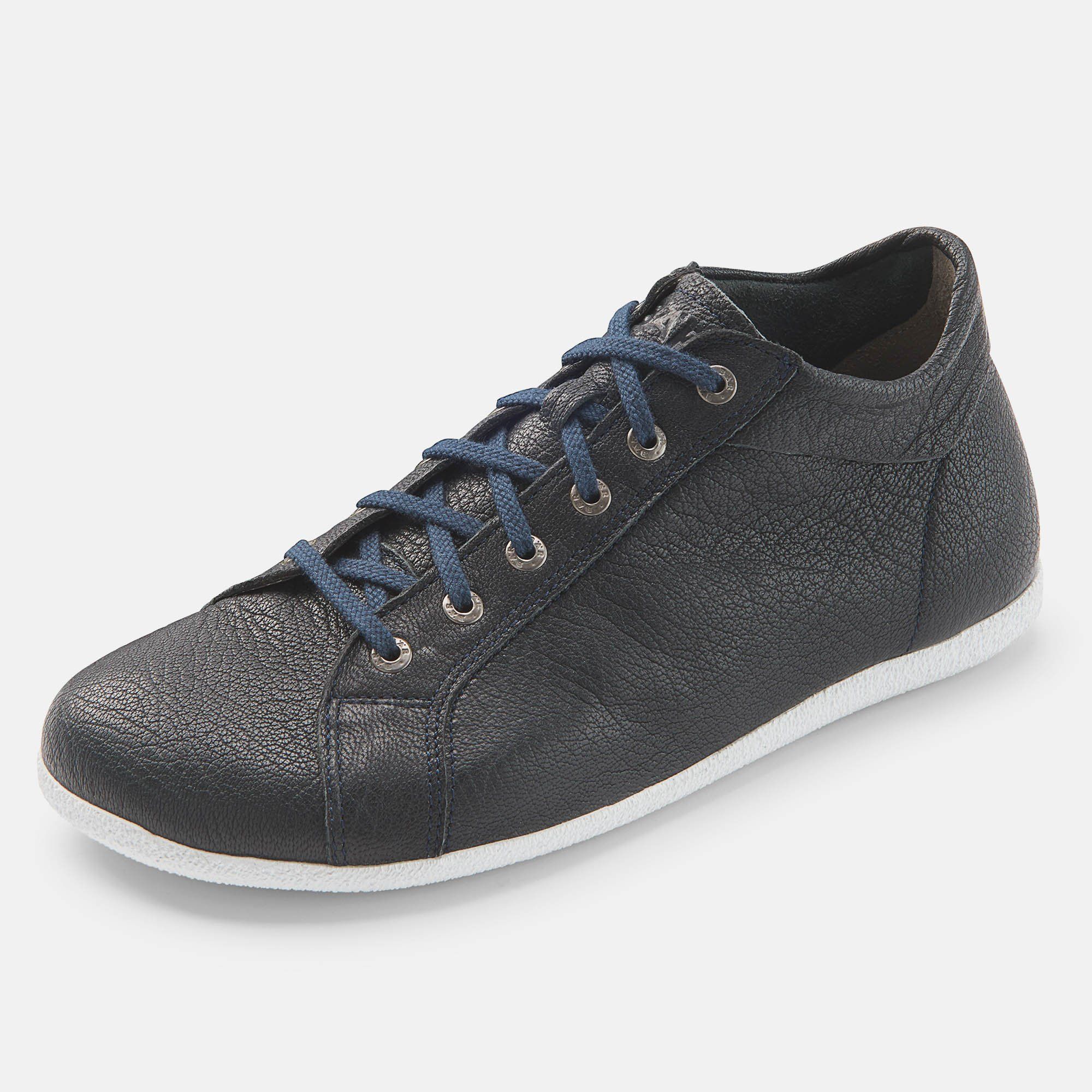 Schwarze Stiefelette mit blauen Schnürsenkeln. Weiße Sohle. BÄR Schuhe.
