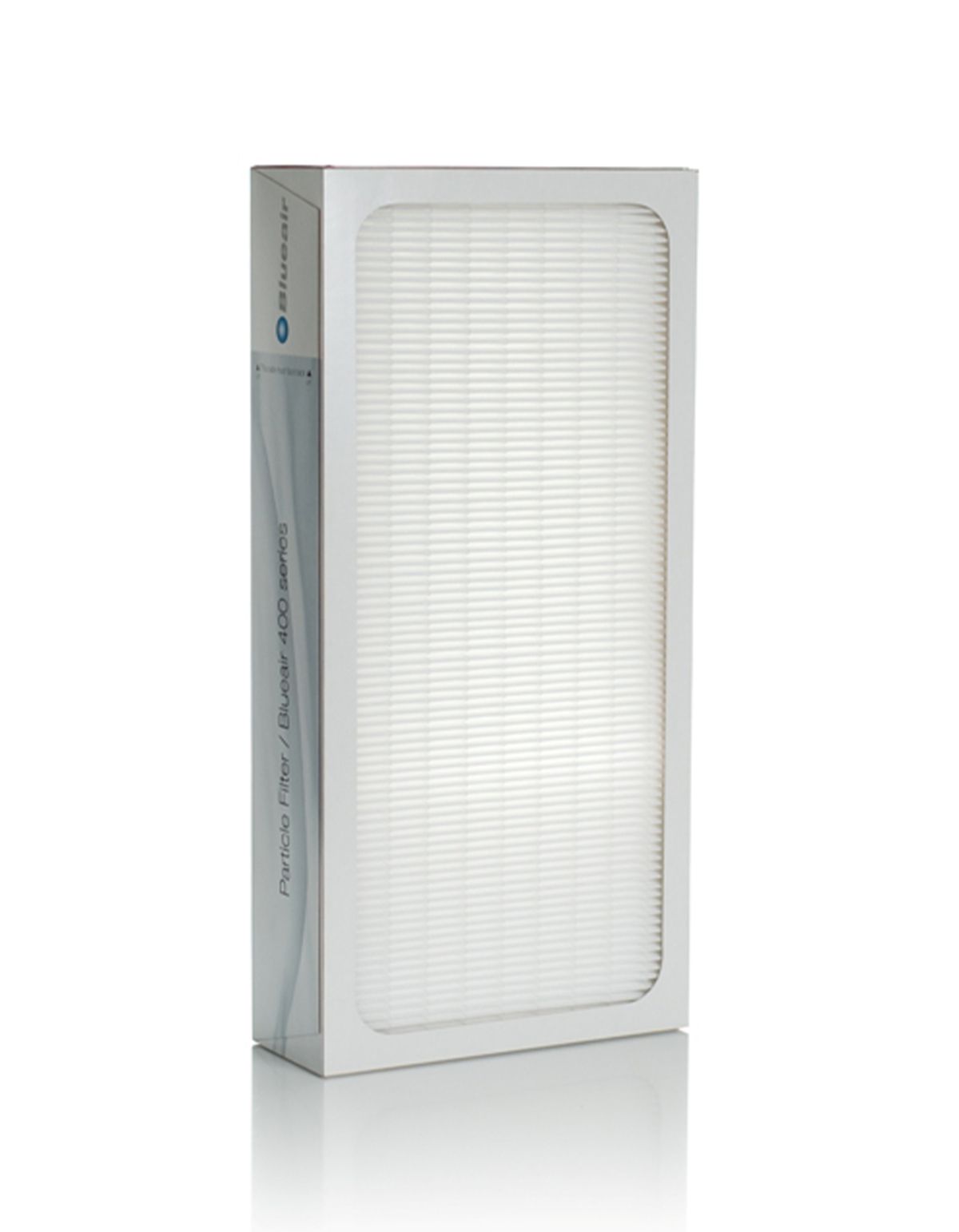 Partikelfilter für Blueair 400 Serie in Verpackung. Weißer Filter mit feinen Lamellen. Verpackung mit Logo und Produktbezeichnung.