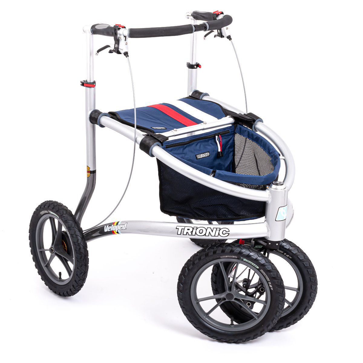 Rollator mit drei Rädern. Silberner Rahmen, schwarze Reifen. Blaue Tasche mit roten und weißen Streifen. "Trionic" Schriftzug.