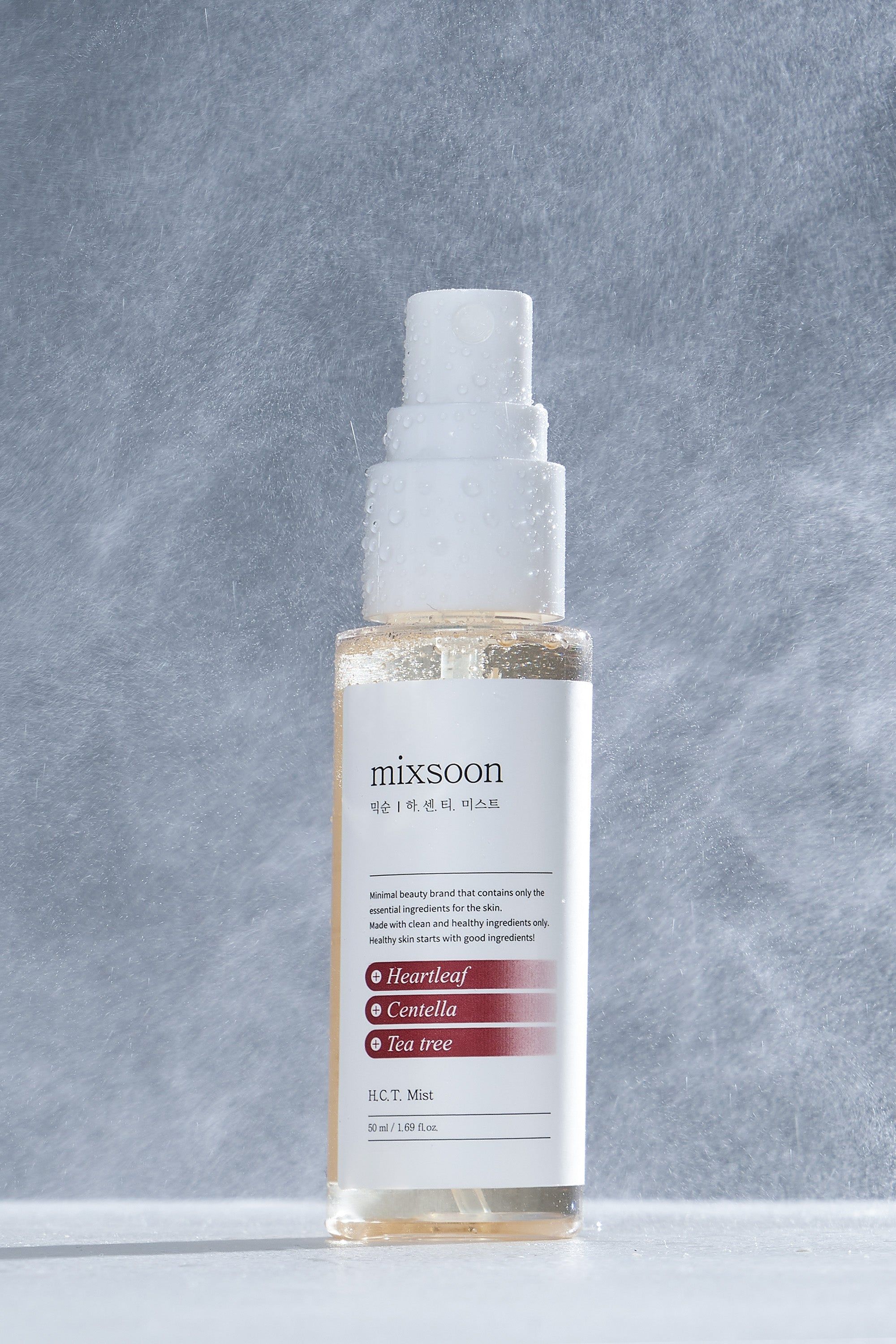 Sprühnebel-Flasche "mixsoon H.C.T. Mist" vor grauem Hintergrund. Sprühnebel umgibt die Flasche.