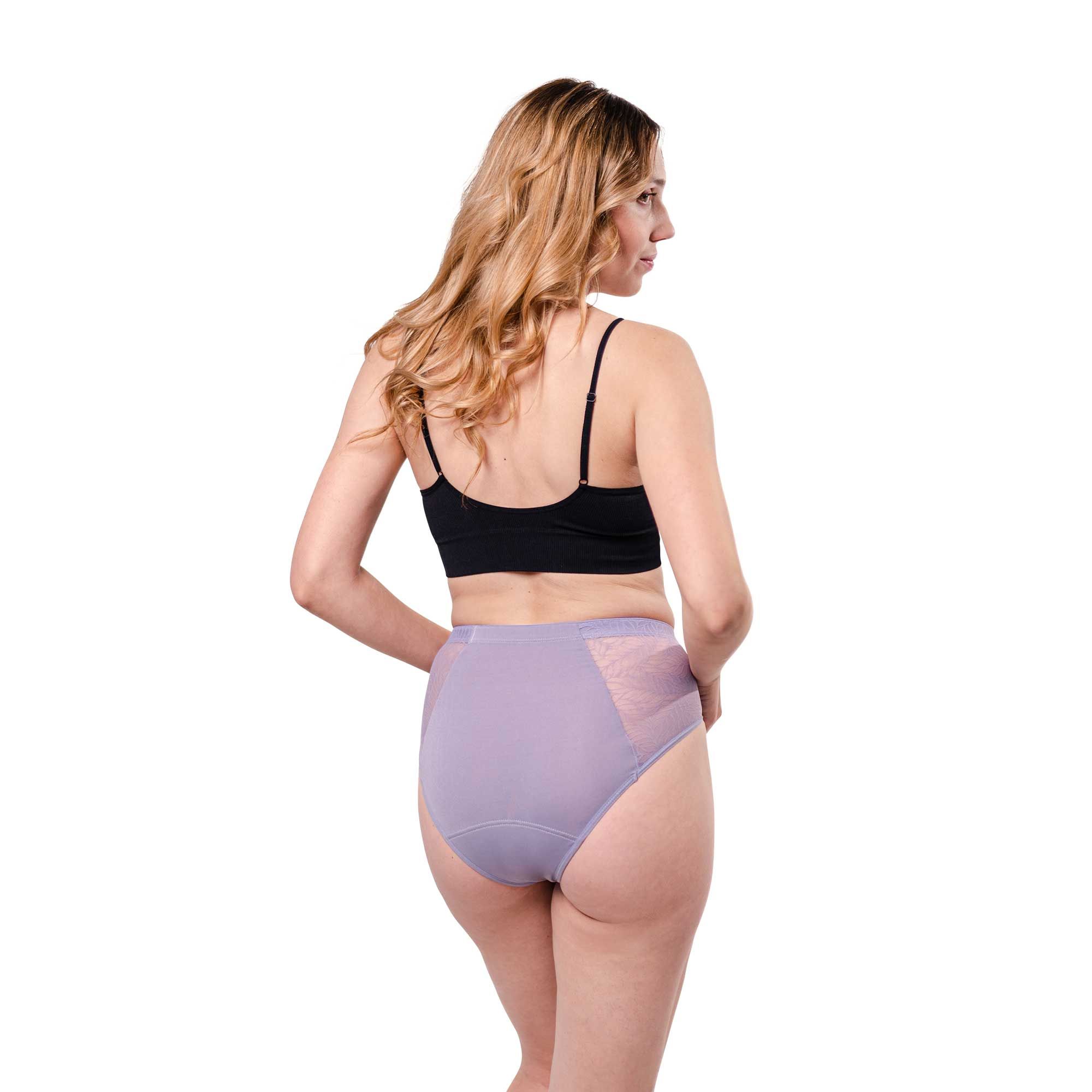 Rückansicht einer Frau in hellvioletter Periodenunterwäsche mit Spitze, High Waist.