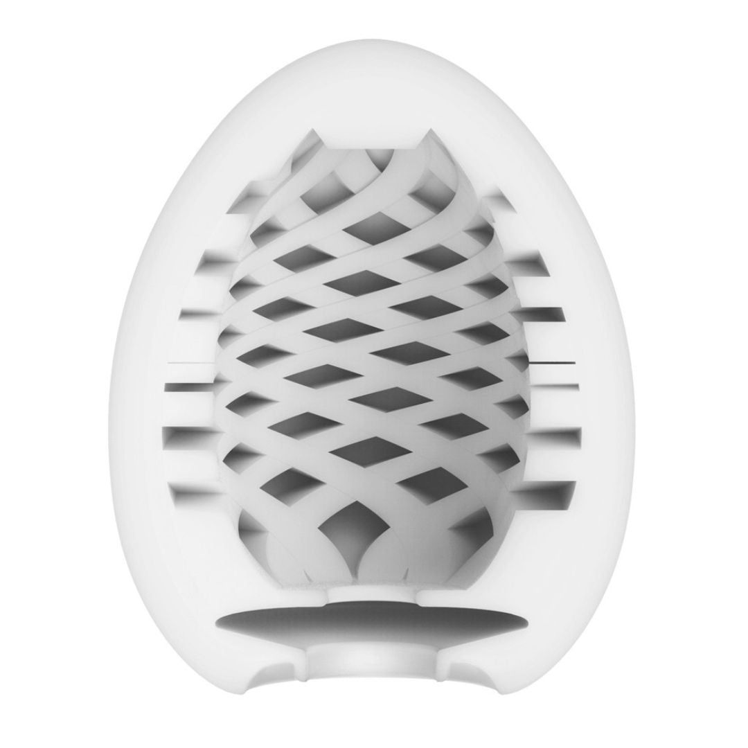 Weißes Ei mit innerem Mesh-Design. Das Innere zeigt ein komplexes, gewebtes Muster. Die Form ist oval.