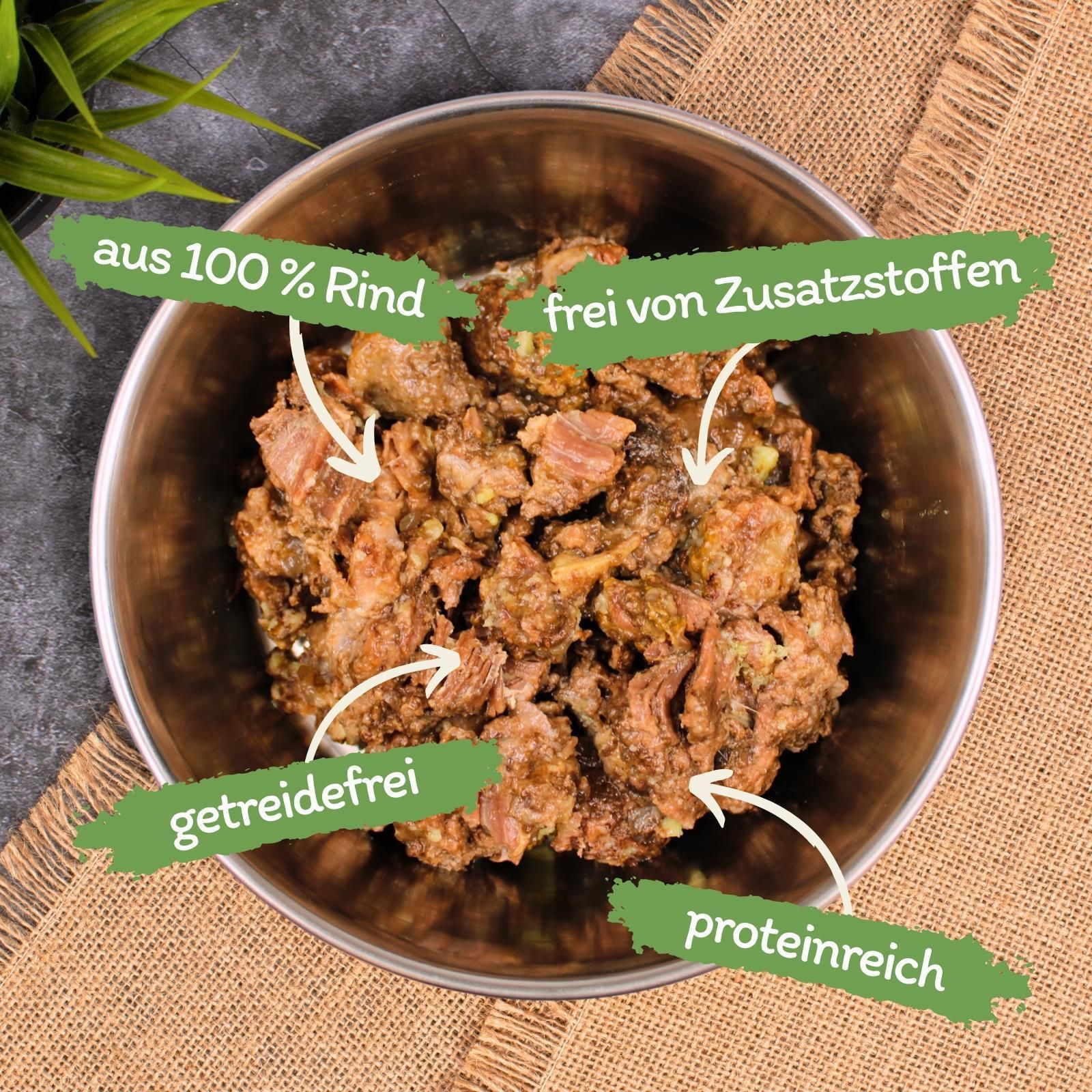 Schüssel mit Rinderfleisch, gekennzeichnet als 100% Rind, getreidefrei, proteinreich und ohne Zusatzstoffe.
