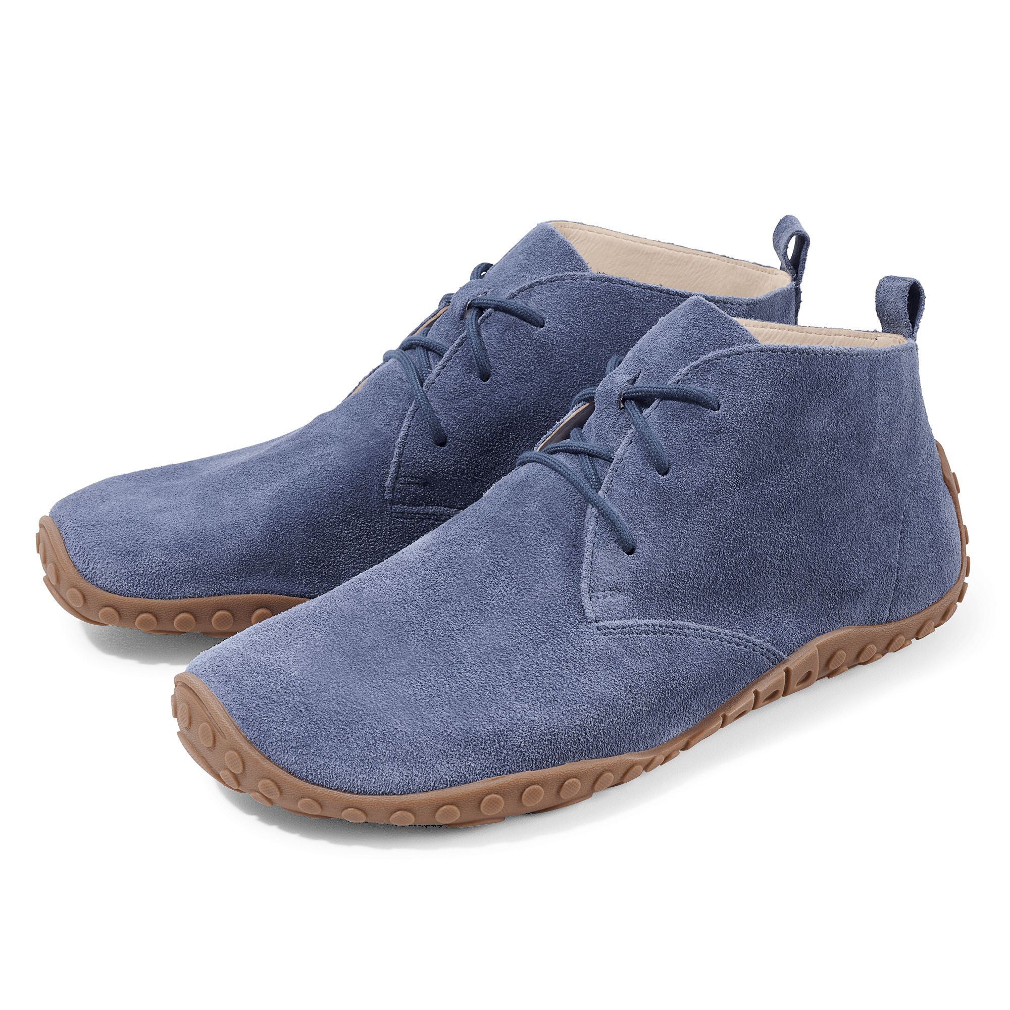 Zwei blaue Stiefeletten mit Schnürsenkeln und brauner Sohle. Obermaterial aus Wildleder. Mit Zuglasche.