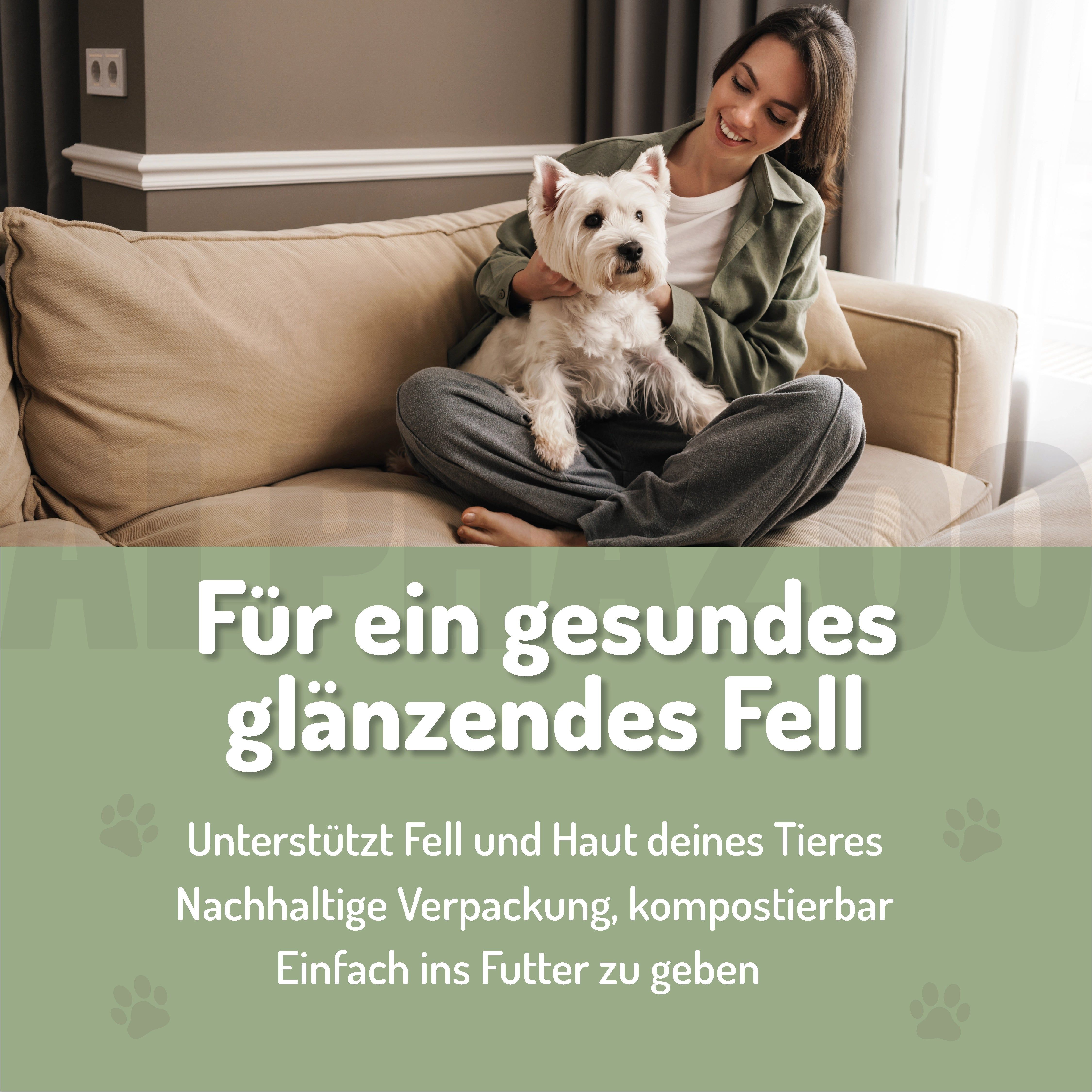 Frau sitzt mit Hund auf Sofa. Text: Für ein gesundes glänzendes Fell. Unterstützt Fell und Haut. Nachhaltige Verpackung, kompostierbar.