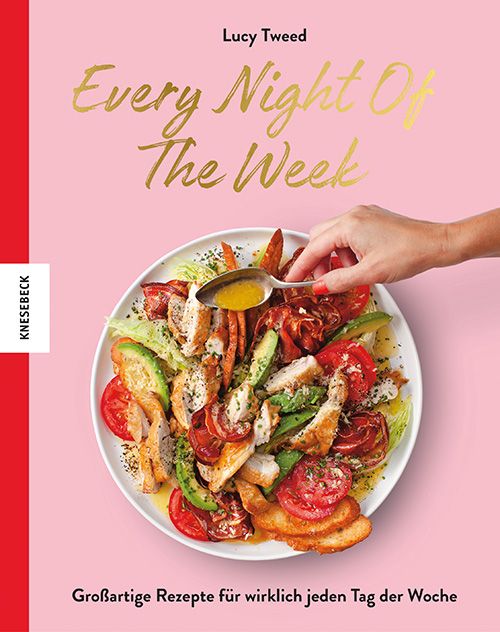 Buchcover mit Titel "Every Night Of The Week" und Autor Lucy Tweed. Auf rosa Hintergrund ein Teller mit Essen, eine Hand gießt Soße.