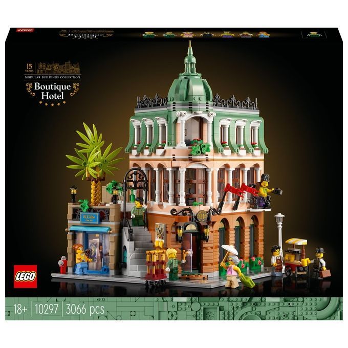 LEGO Creator Expert Boutique Hotel, un set di costruzioni per adulti. Il set mostra un edificio a più piani con cupola verde, colonne e personaggi. Sulla confezione sono visibili il logo LEGO, il nome del prodotto e la raccomandazione di età 18+. Contiene 3066 pezzi.