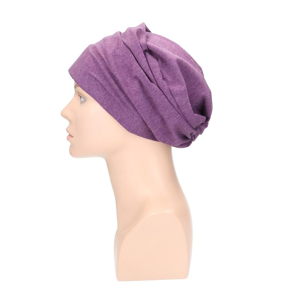 Blaulila Turban auf Büste. Seitenansicht. Stoff mit Falten gelegt.