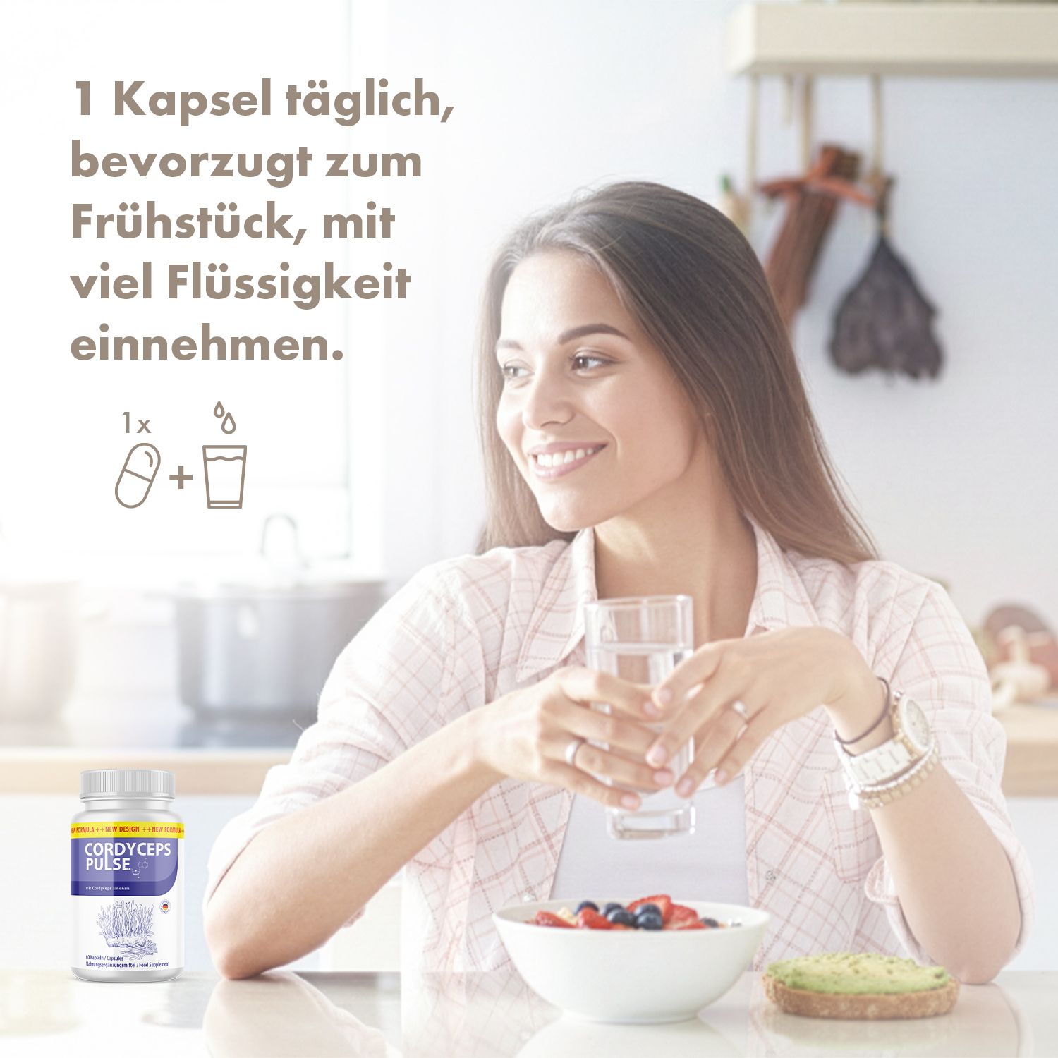 Frau trinkt Wasser, neben einer Schüssel mit Obst und einer Flasche Kapseln. Aufschrift "CORDYCEPS PULSE".