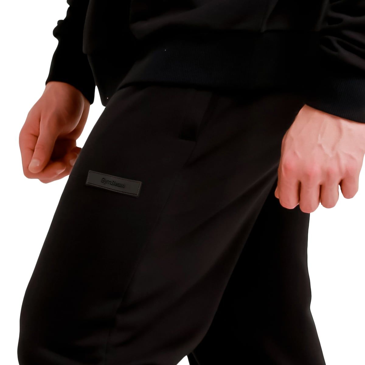Detailansicht der schwarzen Herren-Jogginghose mit seitlichem Logo-Patch.