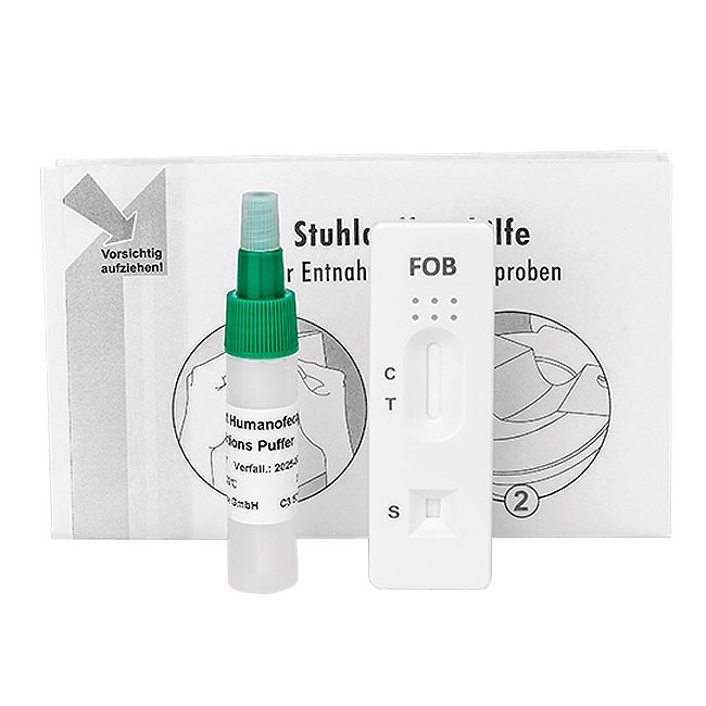 Testkit mit Teststreifen, Fläschchen und Anleitung. Der Teststreifen hat die Aufschrift FOB, C, T und S. Das Fläschchen hat einen grünen Deckel.