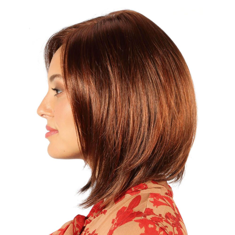 Perücke Megan von trendhair. Rotbraune, schulterlange Kunsthaarperücke mit Stufenschnitt. Seitenansicht einer Frau.