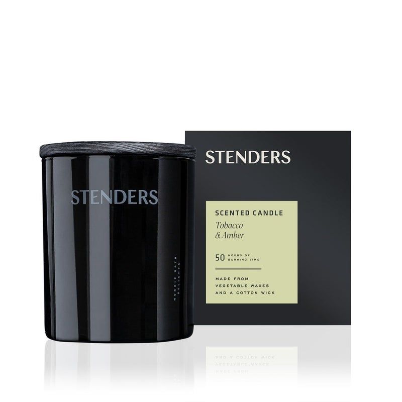Schwarze Duftkerze mit Holzdeckel und Verpackung. Aufschrift: STENDERS, Tobacco & Amber. 50 Stunden Brenndauer.