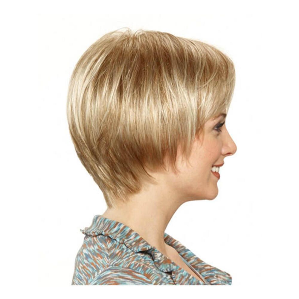 Blonde Perücke mit kurzem, gestuftem Schnitt. Seitenansicht.