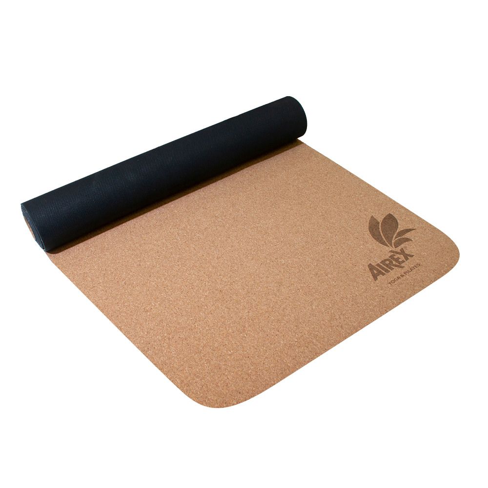 Yogamatte, teilweise gerollt. Kork-Oberfläche, schwarze Unterseite. Logo in der Ecke. Gerollter Teil.