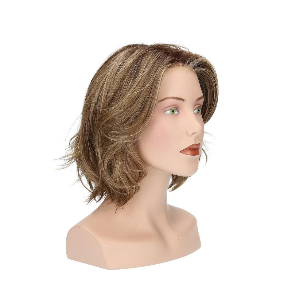 Perücke Lilie von trendhair auf einem Schaufensterkopf. Blonde, gewellte Haare. Dreiviertelansicht.