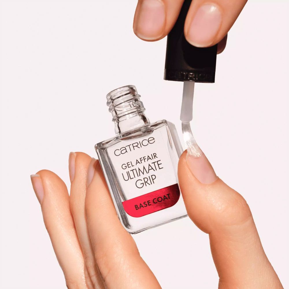 Hände halten eine transparente Flasche mit Pinsel. Aufschrift: Catrice, Gel Affair Ultimate Grip, Base Coat. Roter Streifen.