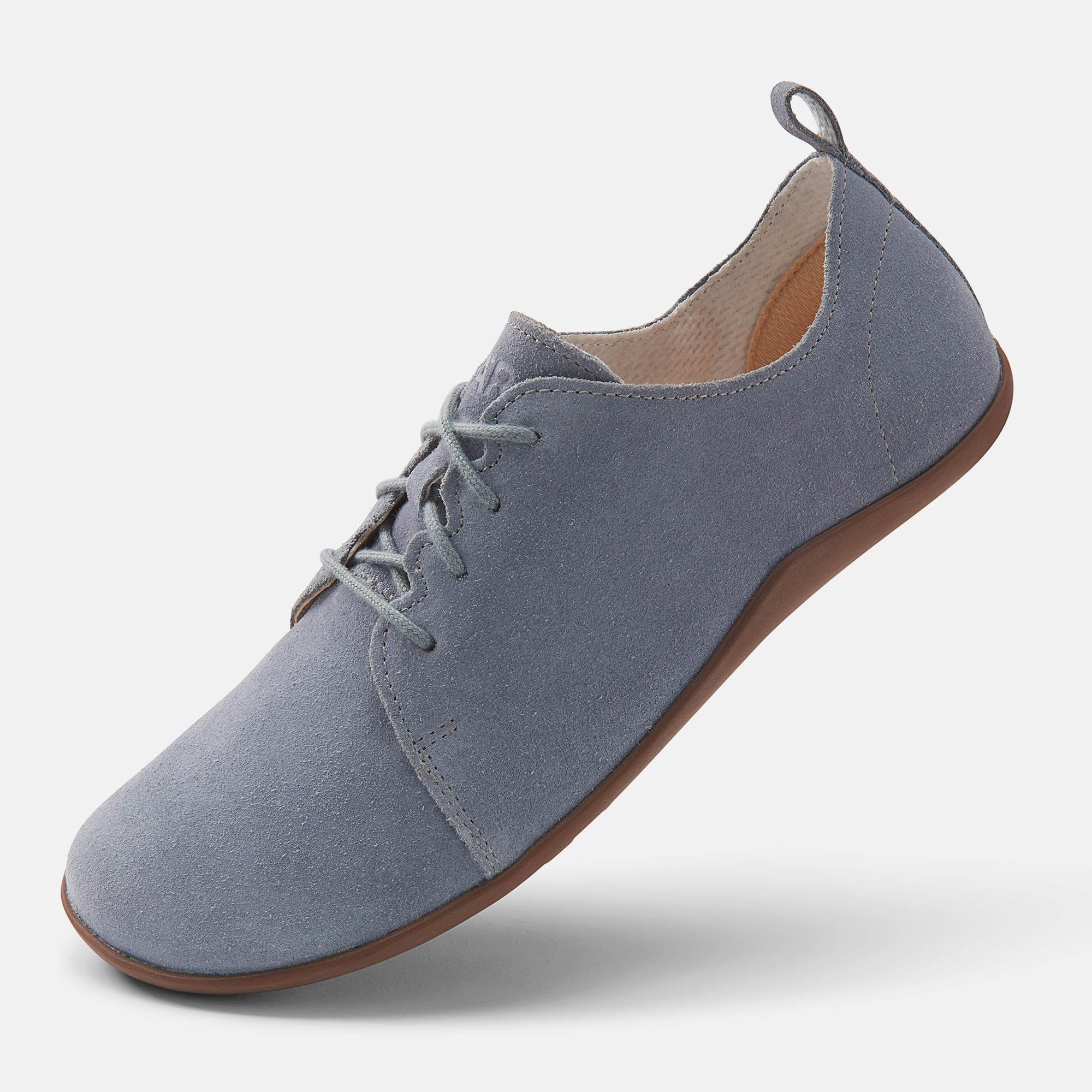 Hellblauer Schnürschuh mit brauner Sohle. Obermaterial aus Wildleder. Schuh leicht schräg gestellt.